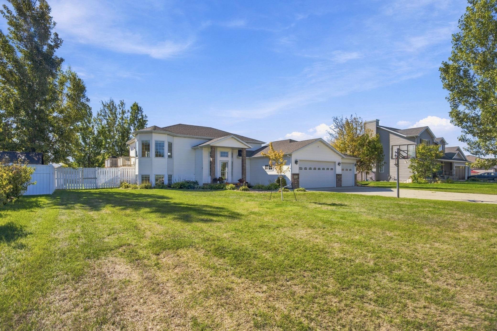 2004 single family home for sale at 433 PRESCOTT Lane in West Fargo, ND — 4 bed, 2 bath (photo 2 of 38)