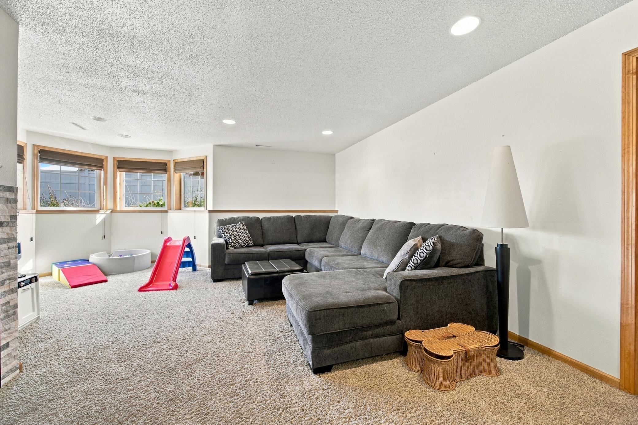 2004 single family home for sale at 433 PRESCOTT Lane in West Fargo, ND — 4 bed, 2 bath (photo 17 of 38)