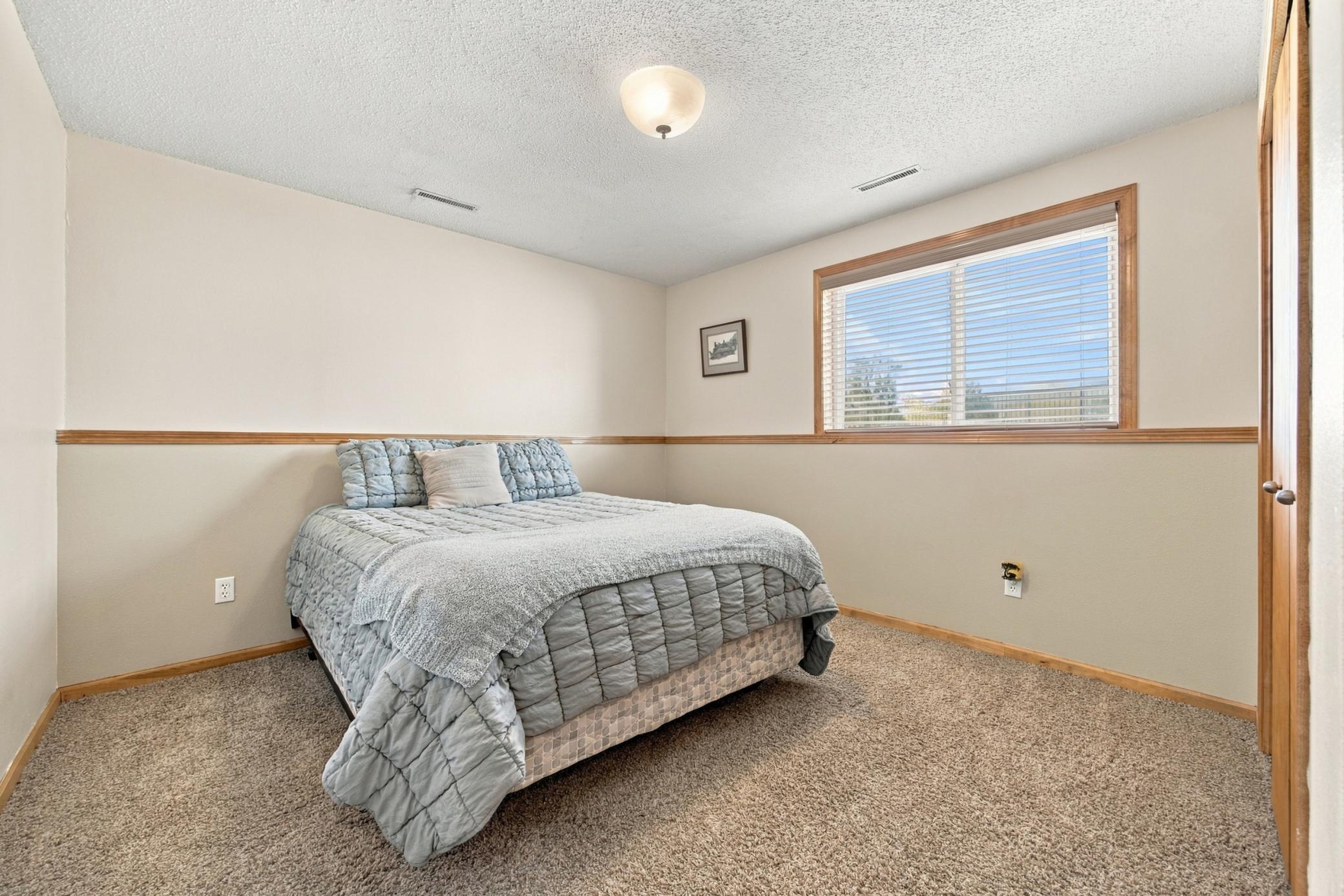 2004 single family home for sale at 433 PRESCOTT Lane in West Fargo, ND — 4 bed, 2 bath (photo 20 of 38)