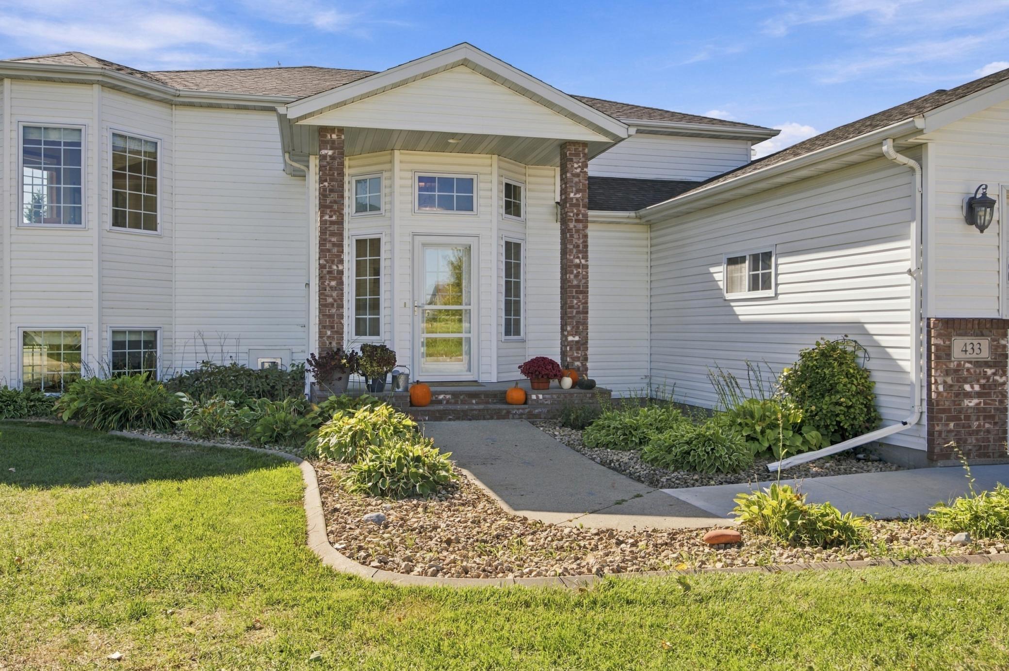 2004 single family home for sale at 433 PRESCOTT Lane in West Fargo, ND — 4 bed, 2 bath (photo 3 of 38)