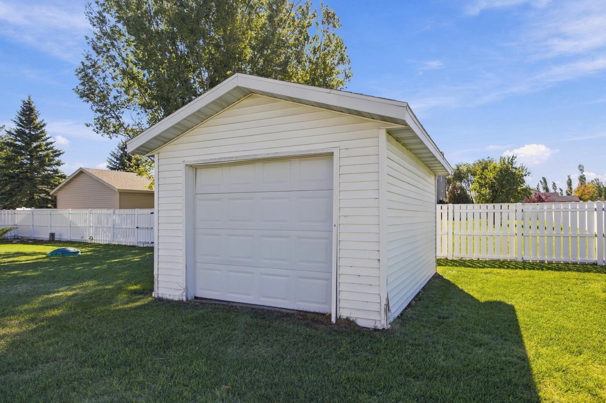 2004 single family home for sale at 433 PRESCOTT Lane in West Fargo, ND — 4 bed, 2 bath (photo 26 of 38)