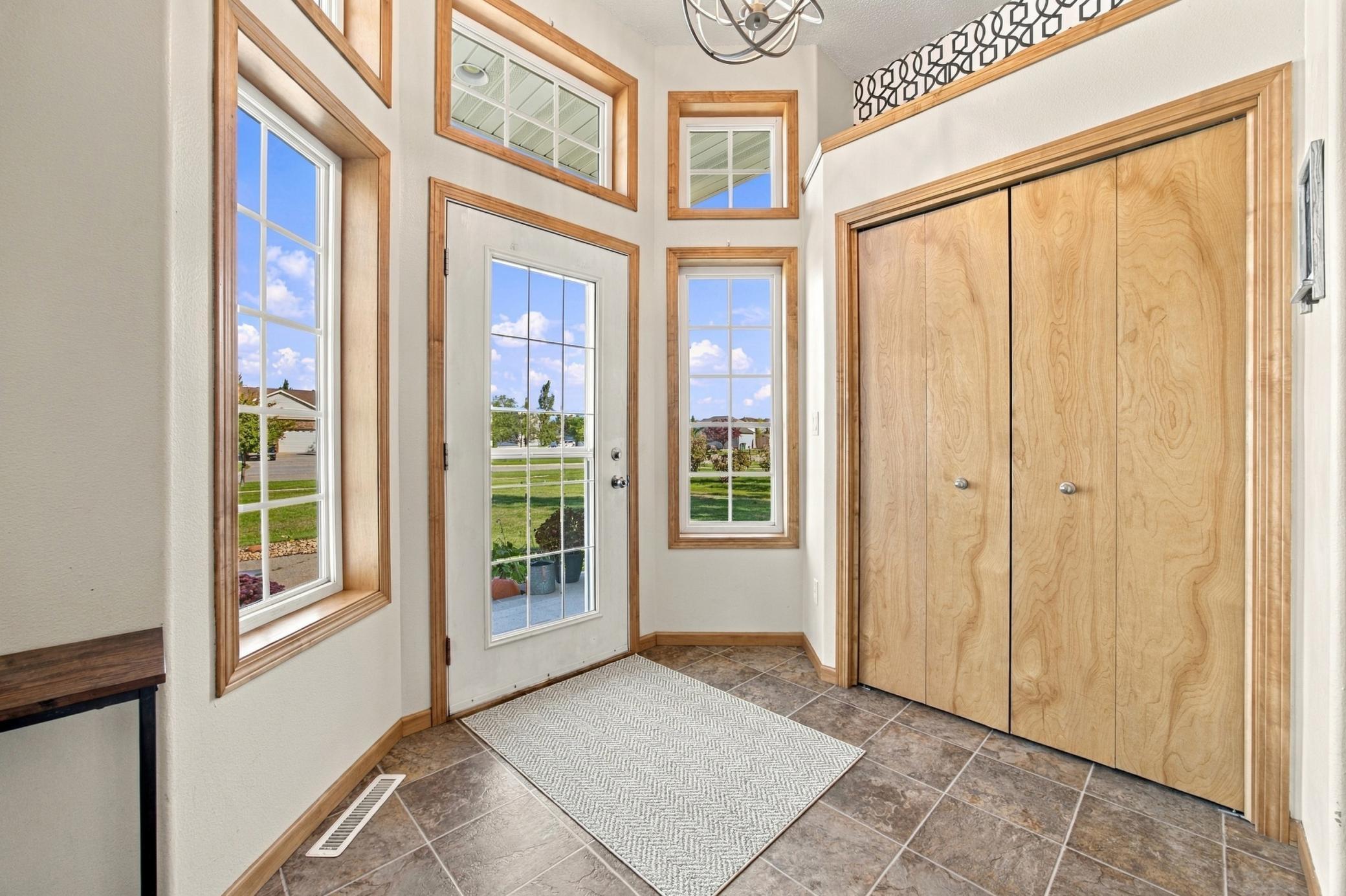 2004 single family home for sale at 433 PRESCOTT Lane in West Fargo, ND — 4 bed, 2 bath (photo 4 of 38)