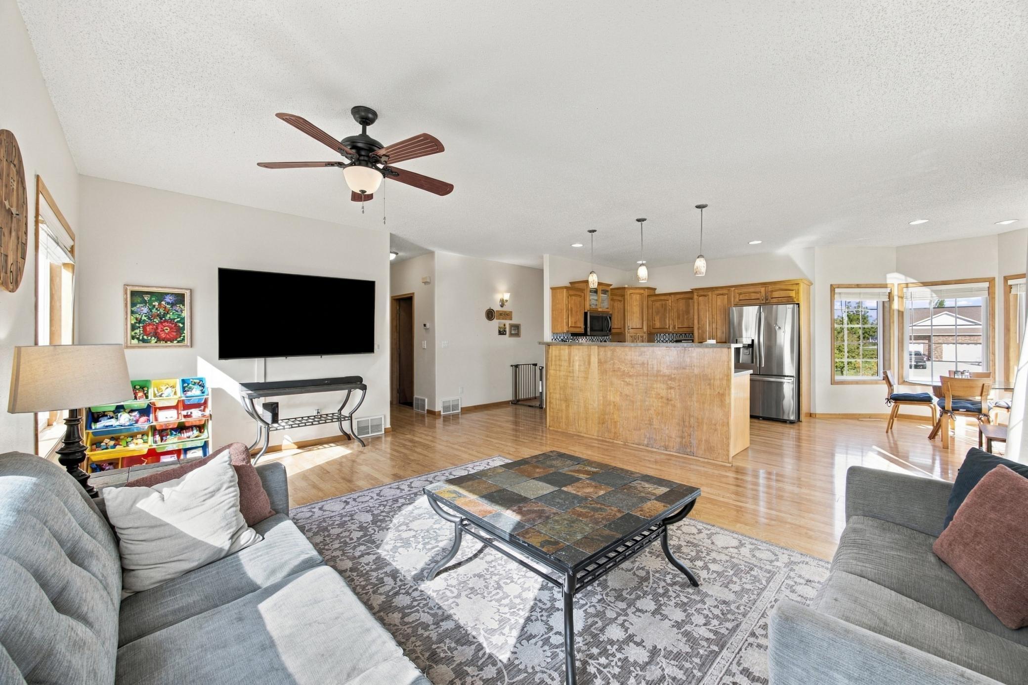2004 single family home for sale at 433 PRESCOTT Lane in West Fargo, ND — 4 bed, 2 bath (photo 5 of 38)