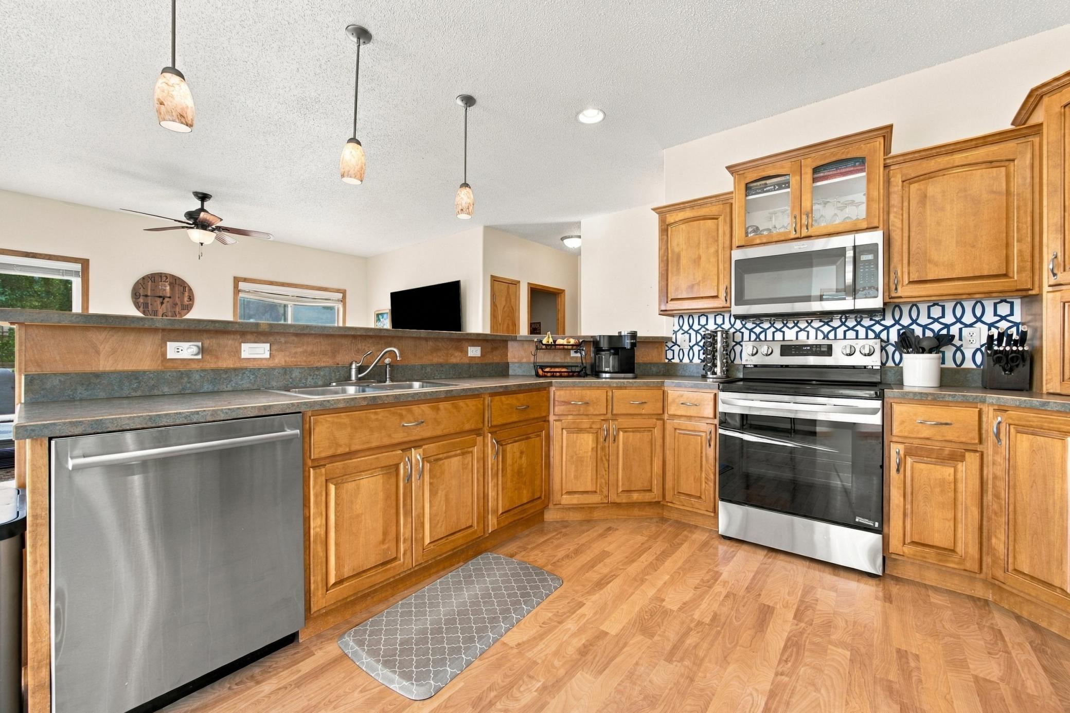 2004 single family home for sale at 433 PRESCOTT Lane in West Fargo, ND — 4 bed, 2 bath (photo 9 of 38)