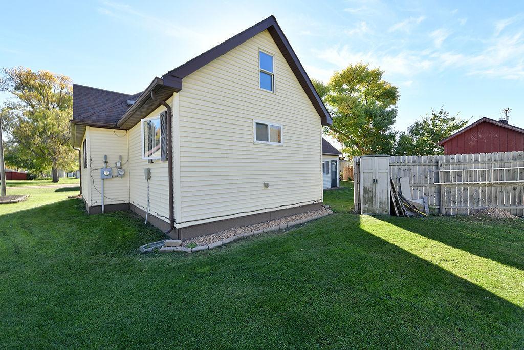 1930 single family home for sale at 309 1st Avenue E in Abercrombie, ND — 3 bed, 1 bath (photo 11 of 34)