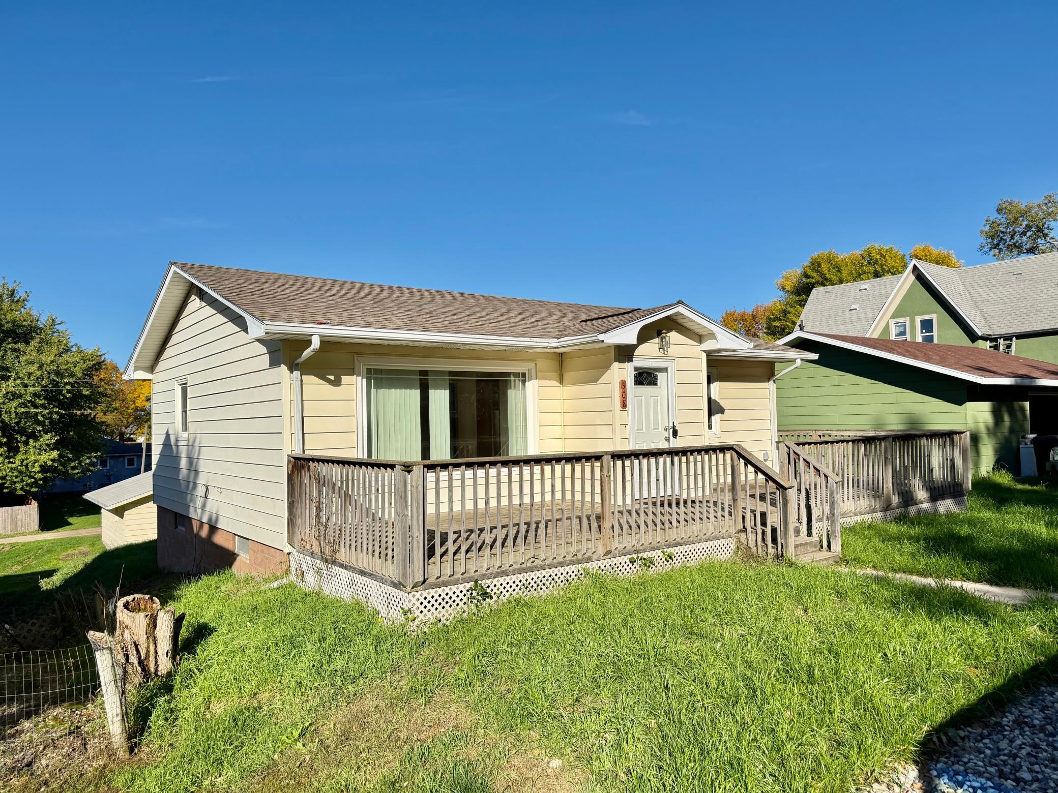 1961 single family home for sale at 308 2nd Street SE in Pelican Rapids, MN — 2 bed, 2 bath (photo 3 of 28)