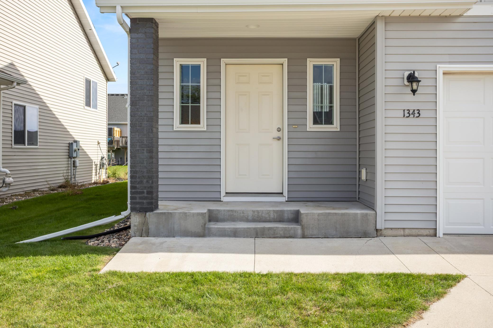 2014 twin home for sale at 1343 13th Street W in West Fargo, ND — 3 bed, 2 bath (photo 3 of 33)