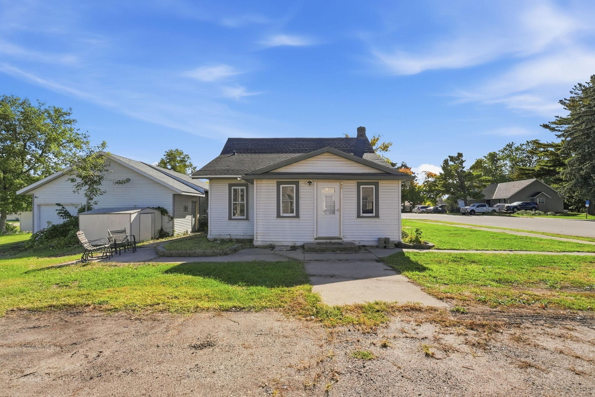 1919 single family home for sale at 218 Cedar Street S in Grey Eagle, MN — 4 bed, 1 bath (photo 4 of 24)