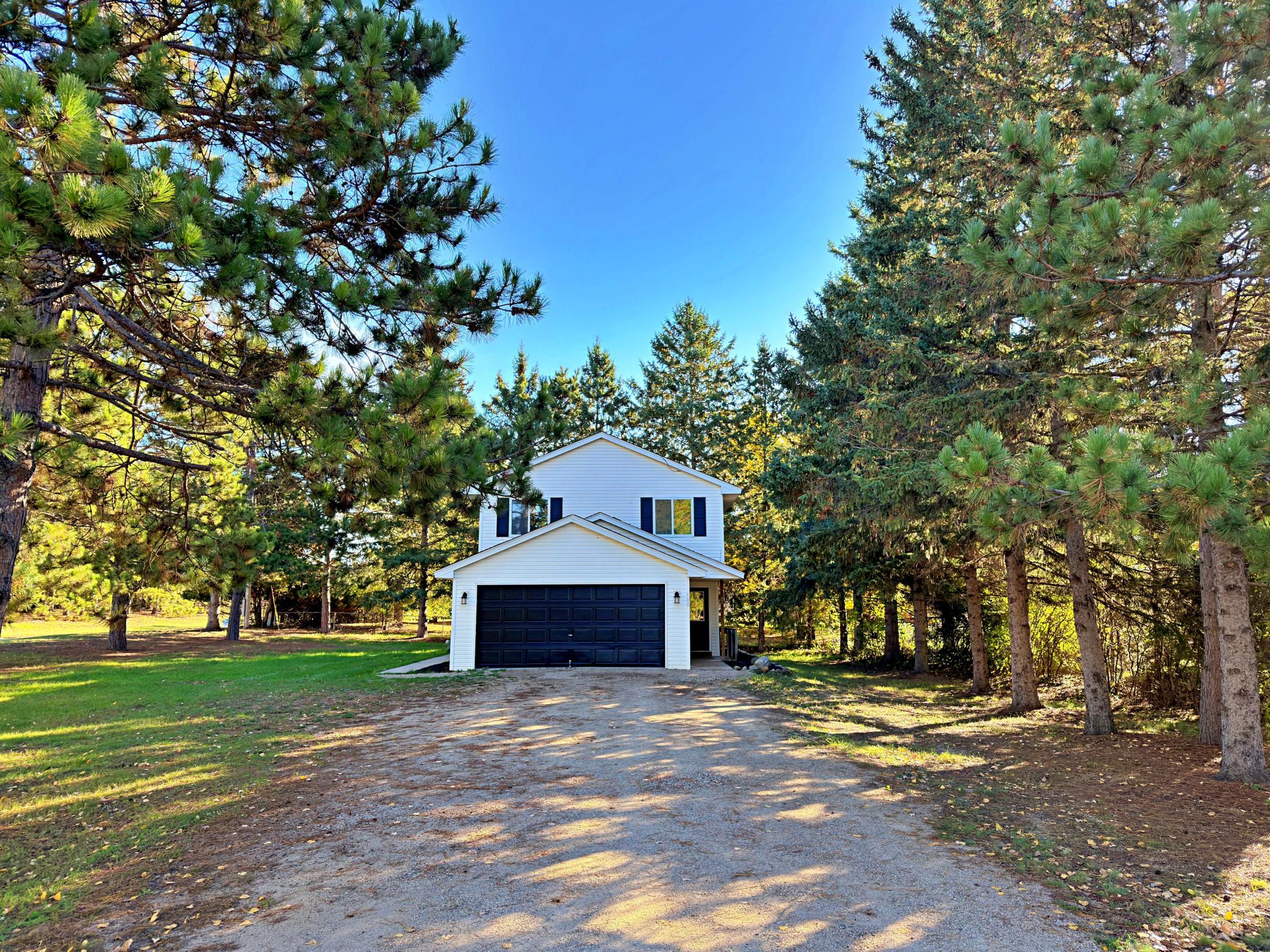 2000 single family home for sale at 400 Eastern Avenue S in Park Rapids, MN — 3 bed, 3 bath (photo 2 of 34)