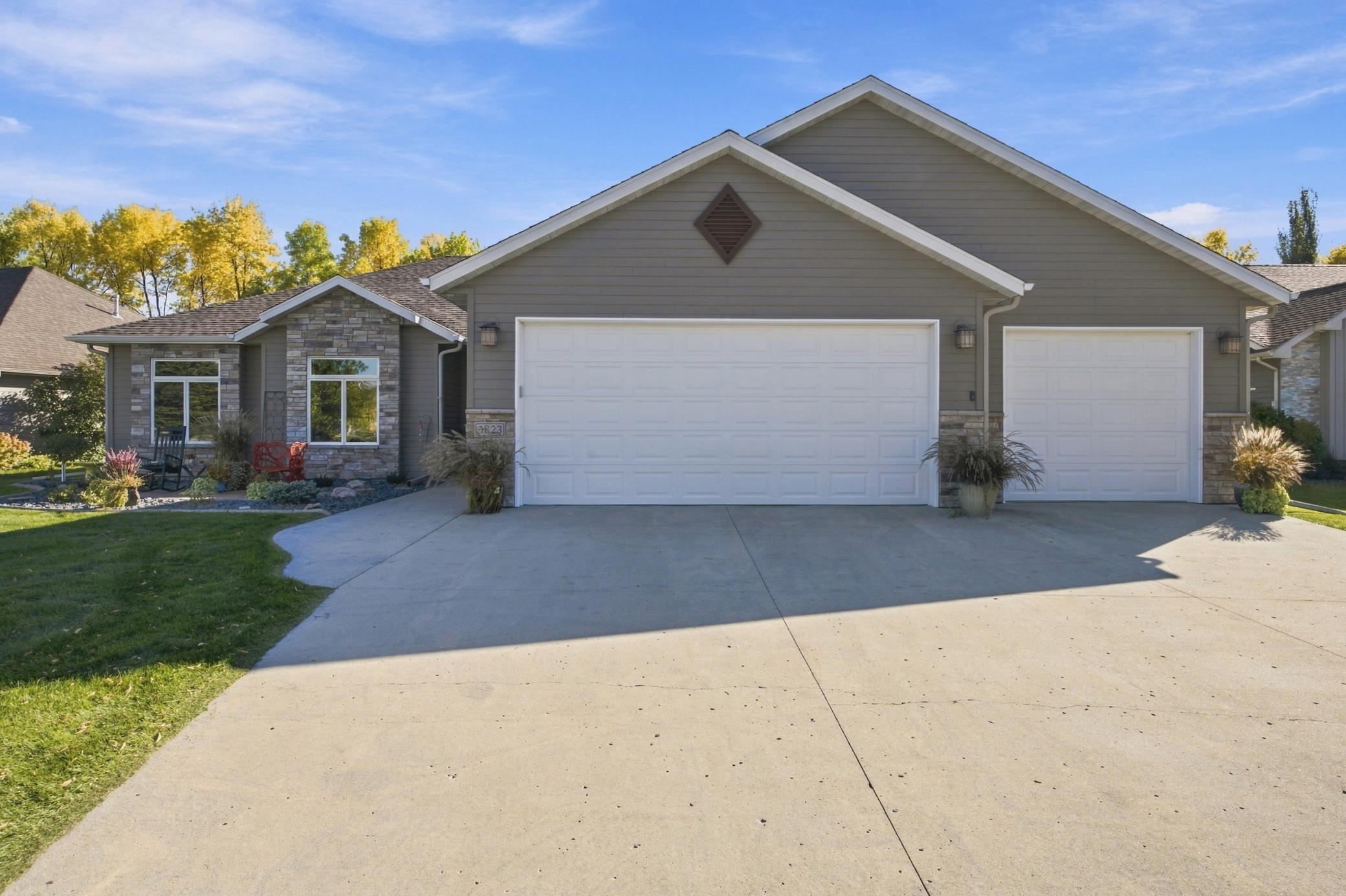 2005 single family home for sale at 3823 43rd Avenue S in Moorhead, MN — 2 bed, 3 bath (photo 2 of 34)