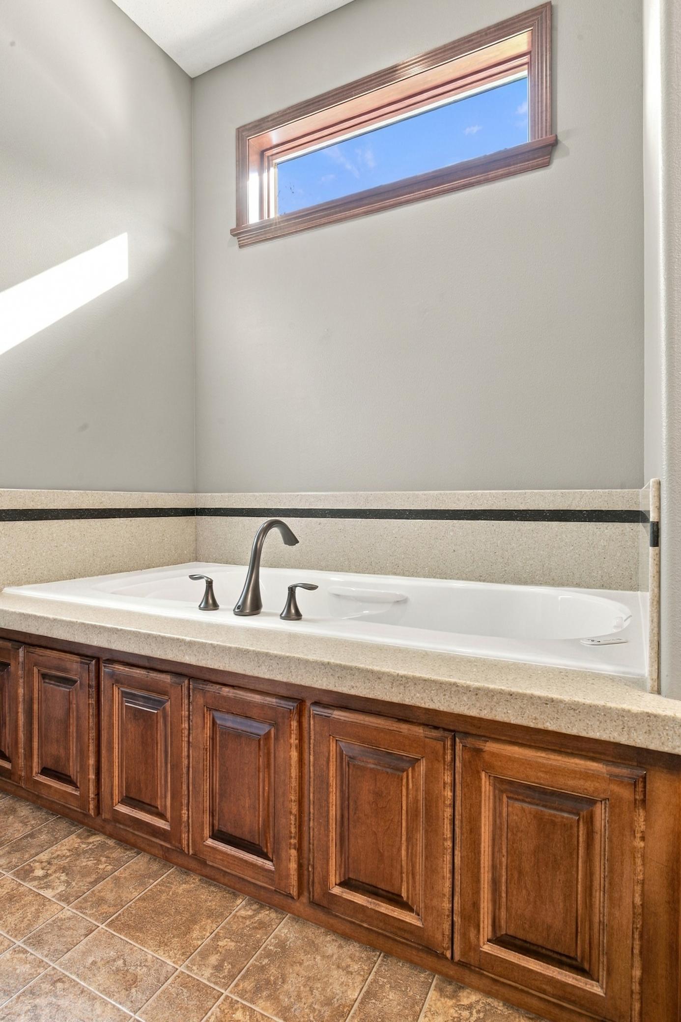 2005 single family home for sale at 3823 43rd Avenue S in Moorhead, MN — 2 bed, 3 bath (photo 24 of 34)