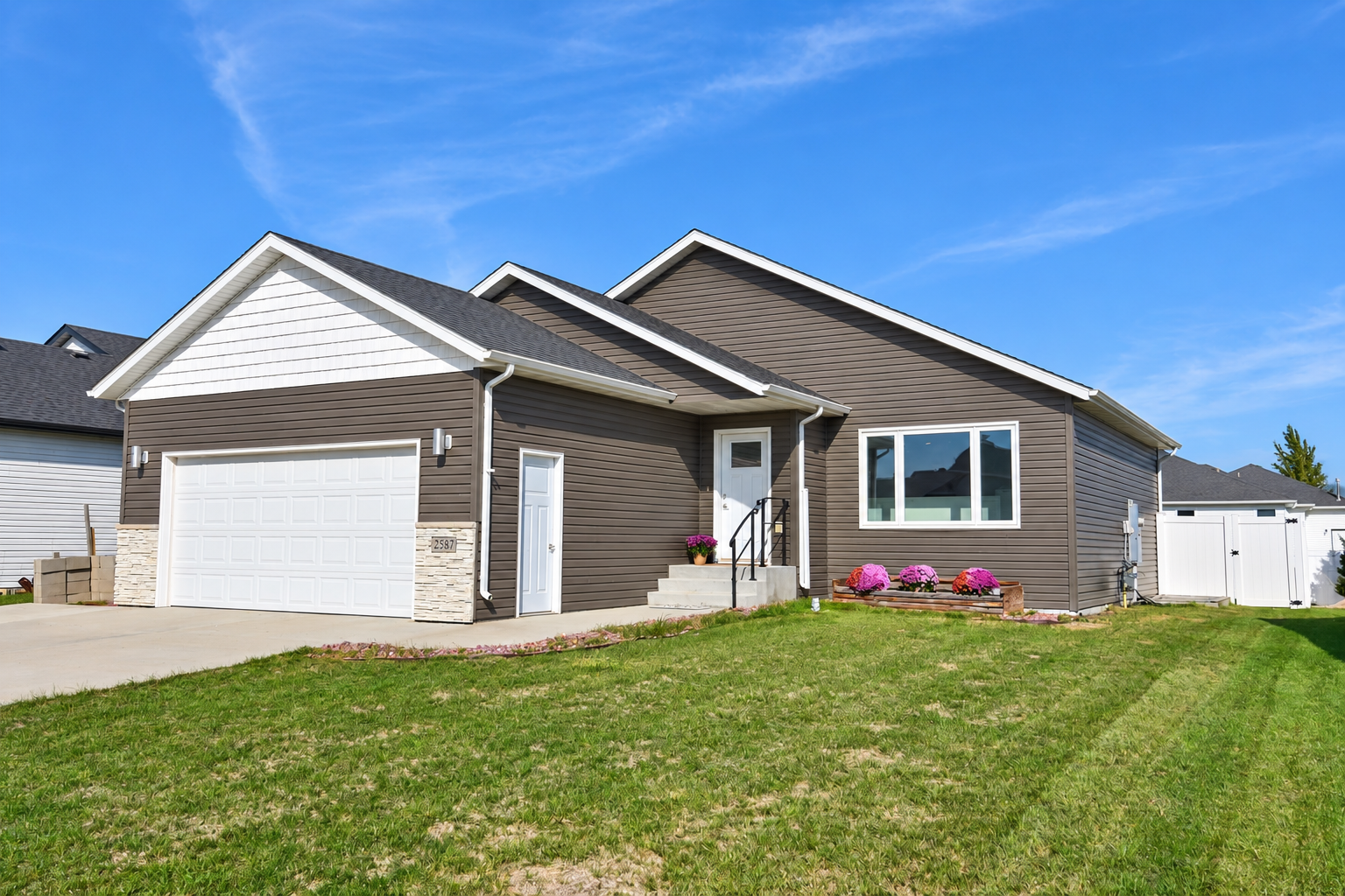 2020 single family home for sale at 2587 72nd Avenue S in Fargo, ND — 6 bed, 3 bath (photo 2 of 37)