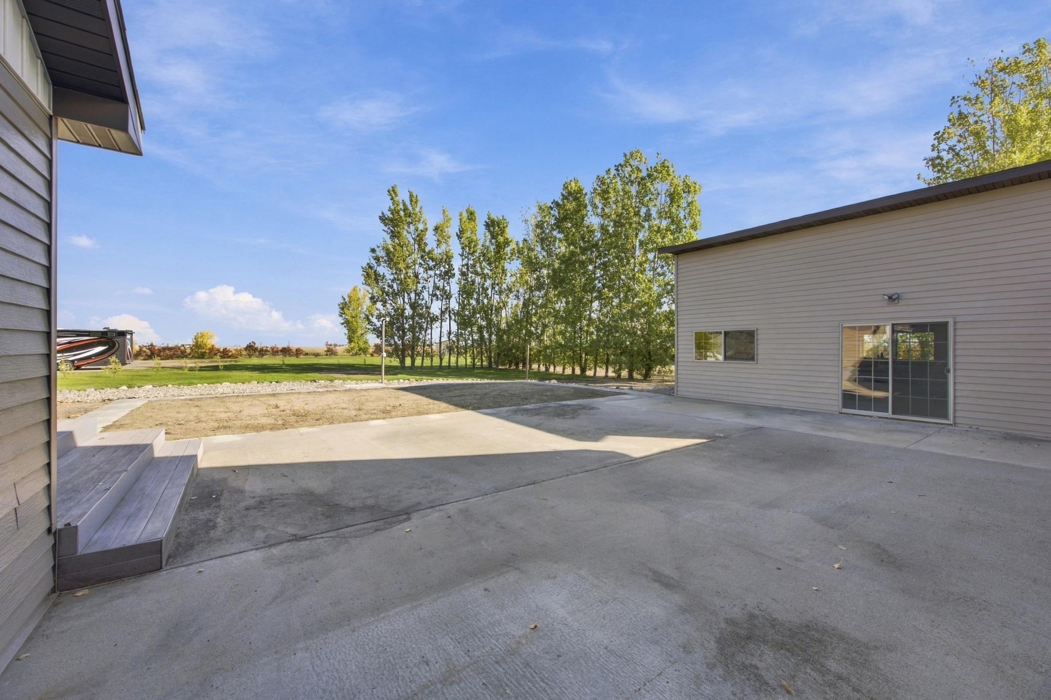 2007 single family home for sale at 16405 18th Street SE in Gardner, ND — 4 bed, 3 bath (photo 7 of 69)