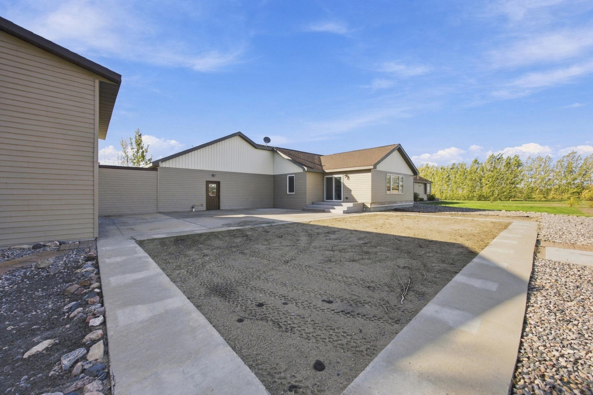 2007 single family home for sale at 16405 18th Street SE in Gardner, ND — 4 bed, 3 bath (photo 8 of 69)