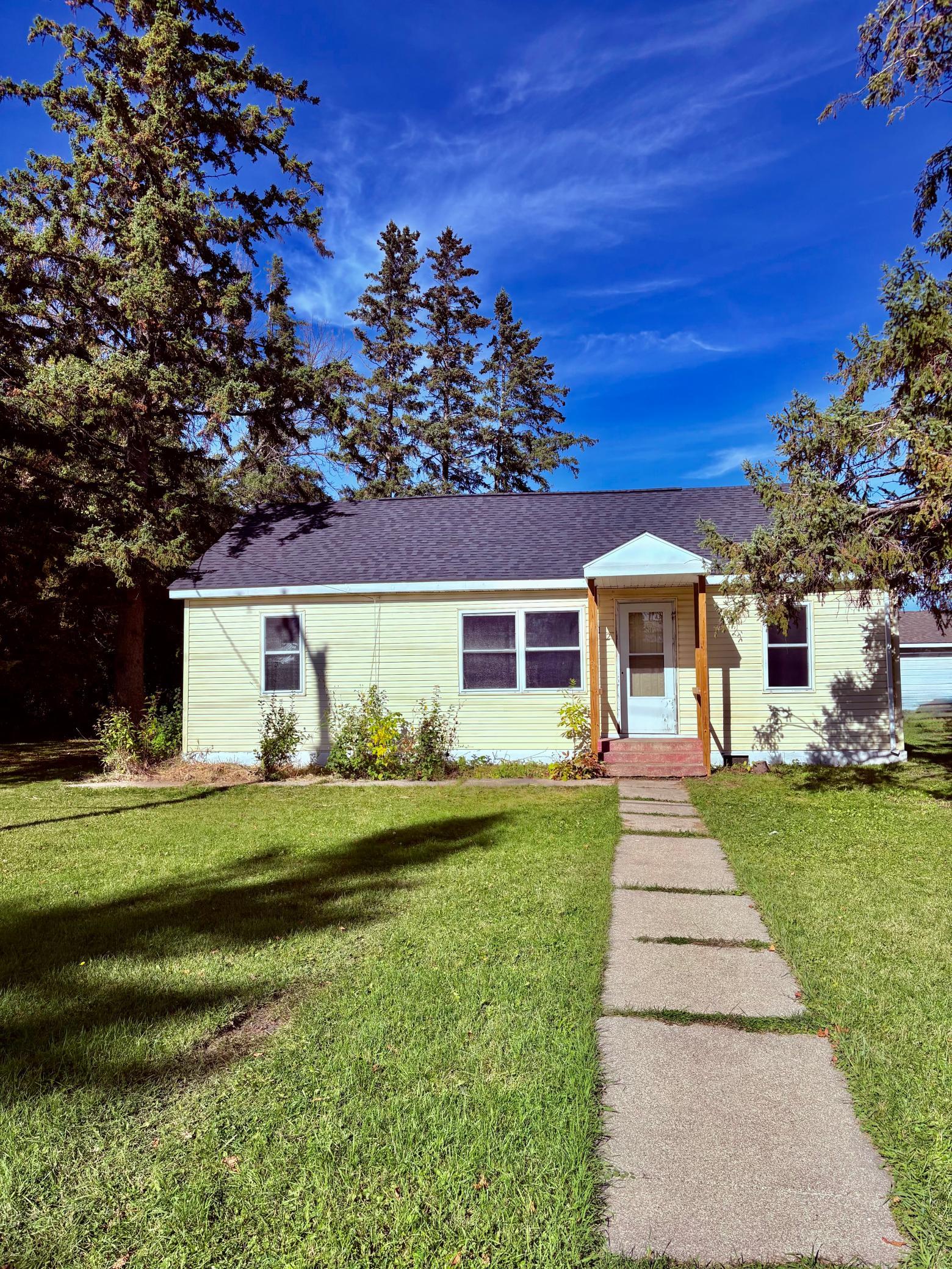 1950 single family home for sale at 412 2nd Street NW in Baudette, MN — 2 bed, 1 bath (photo 2 of 33)