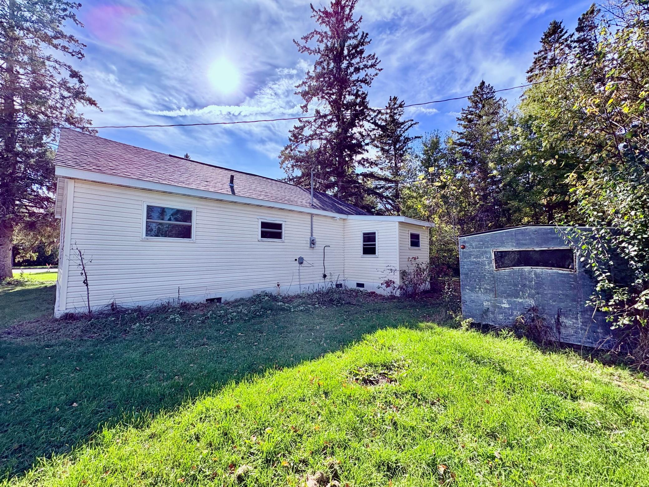 1950 single family home for sale at 412 2nd Street NW in Baudette, MN — 2 bed, 1 bath (photo 3 of 33)