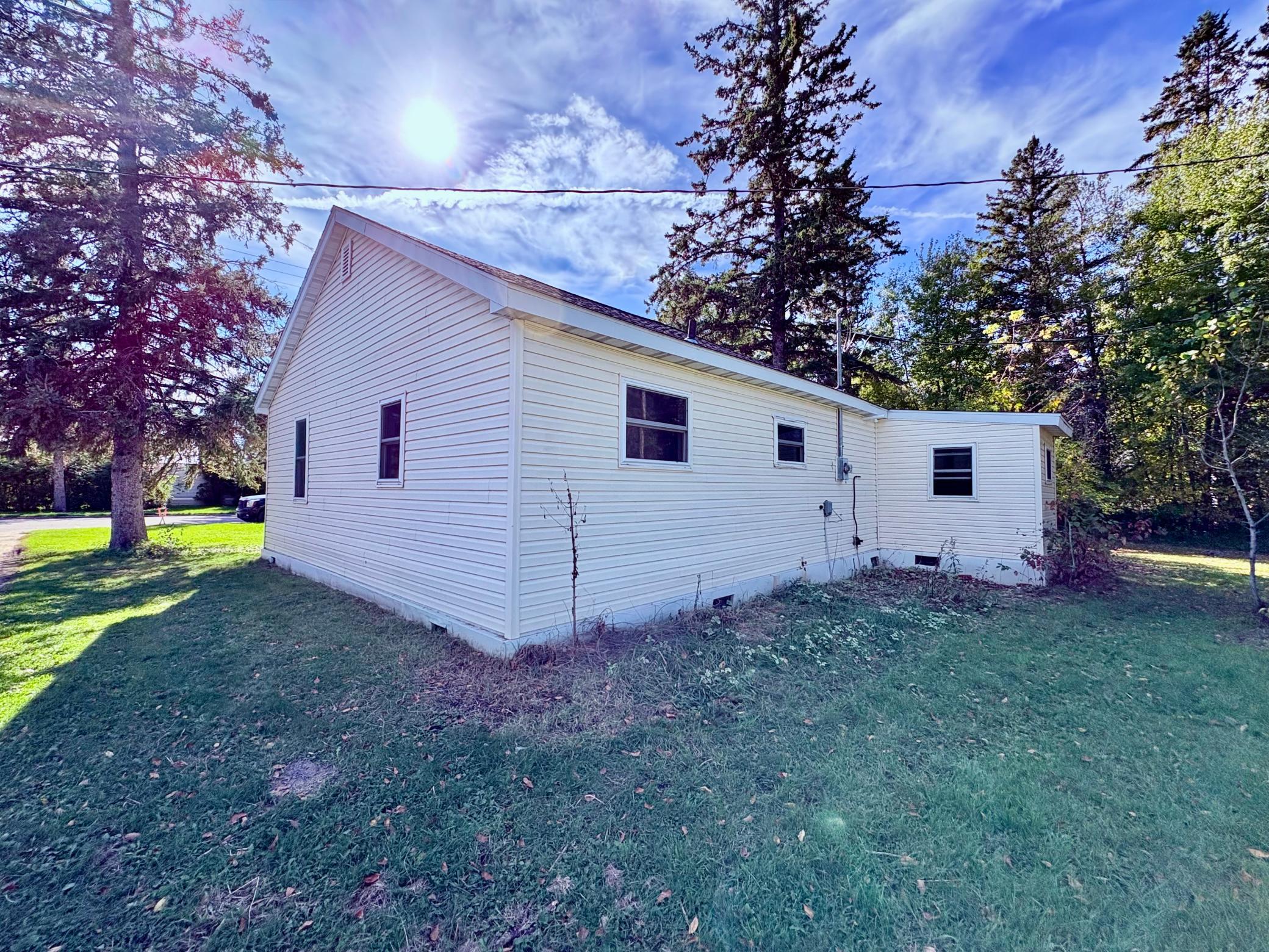 1950 single family home for sale at 412 2nd Street NW in Baudette, MN — 2 bed, 1 bath (photo 4 of 33)