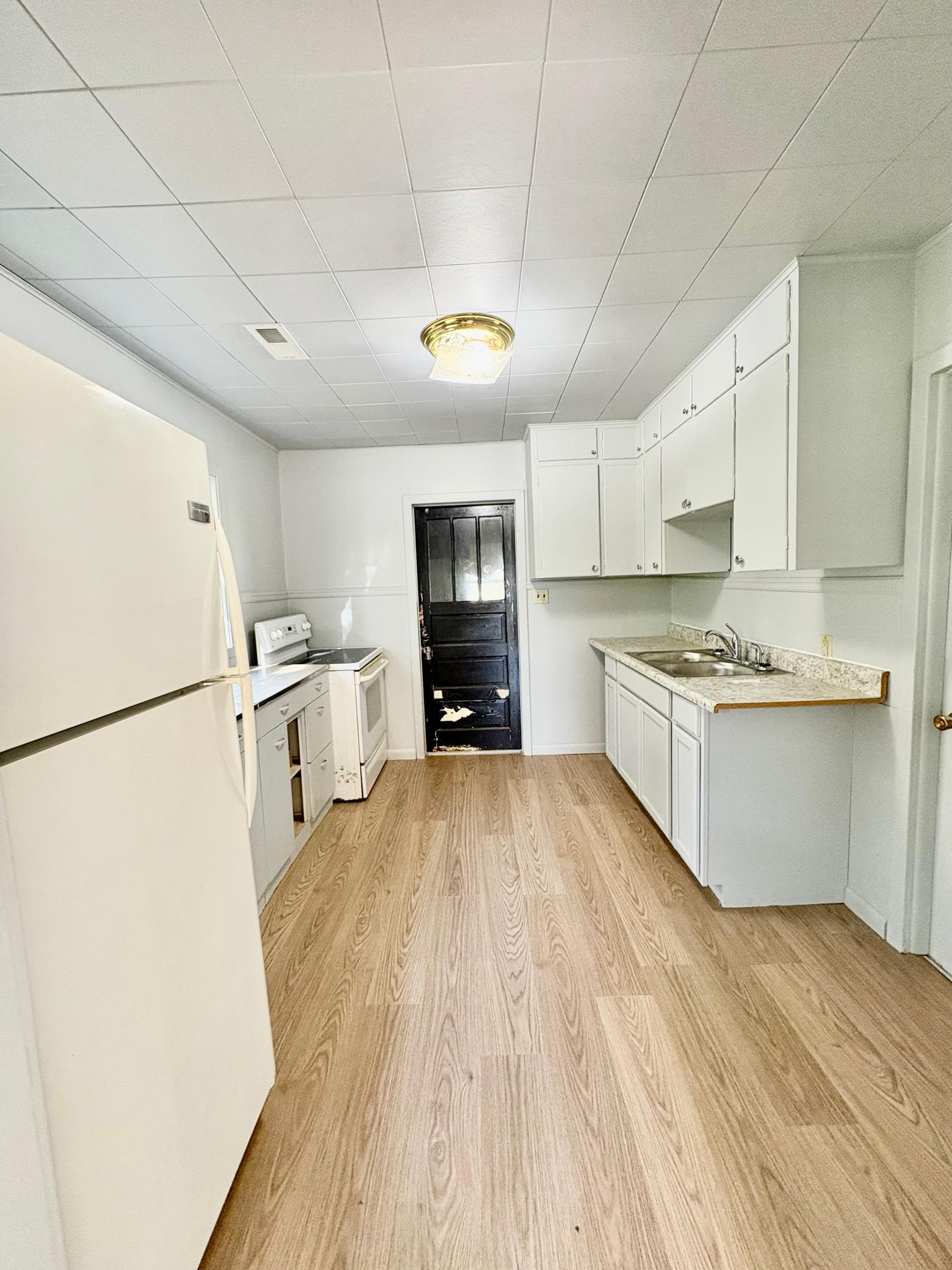 1950 single family home for sale at 412 2nd Street NW in Baudette, MN — 2 bed, 1 bath (photo 8 of 33)