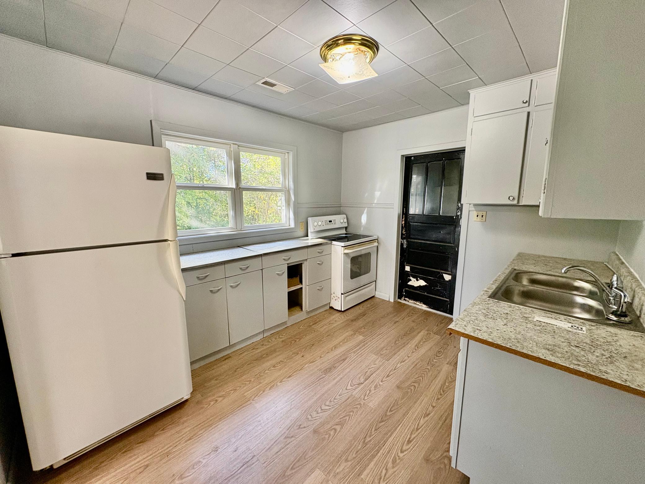1950 single family home for sale at 412 2nd Street NW in Baudette, MN — 2 bed, 1 bath (photo 9 of 33)