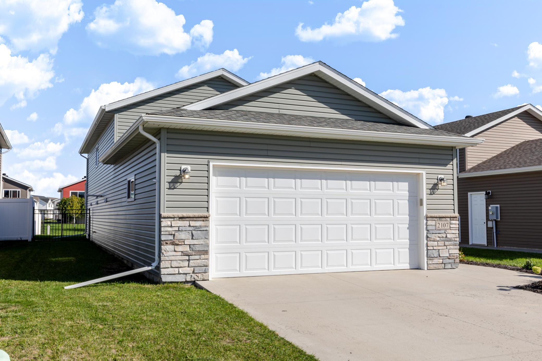 2017 single family home for sale at 2107 Admiral Drive W in West Fargo, ND — 3 bed, 2 bath (photo 2 of 40)