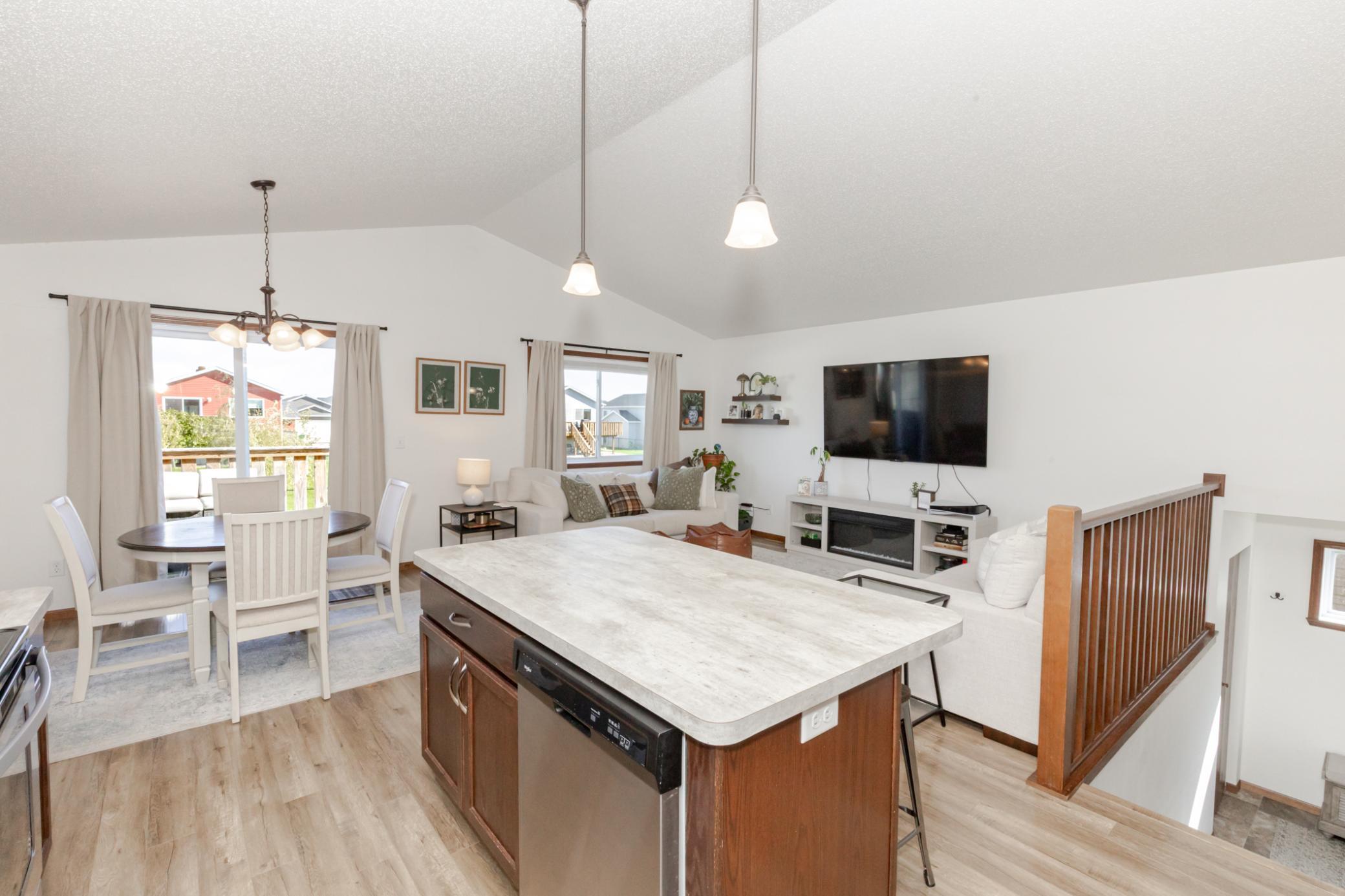 2017 single family home for sale at 2107 Admiral Drive W in West Fargo, ND — 3 bed, 2 bath (photo 12 of 40)
