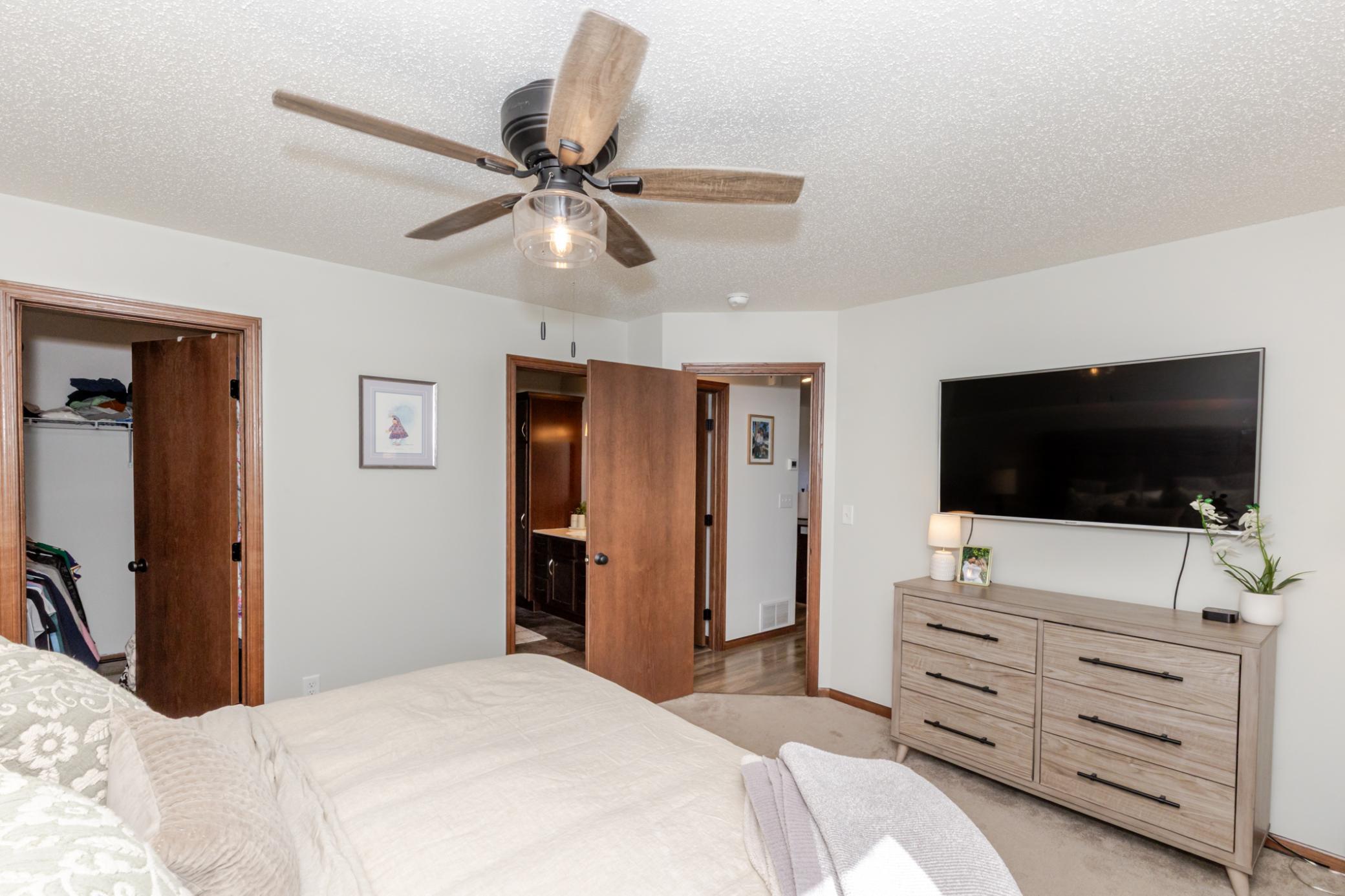 2017 single family home for sale at 2107 Admiral Drive W in West Fargo, ND — 3 bed, 2 bath (photo 15 of 40)