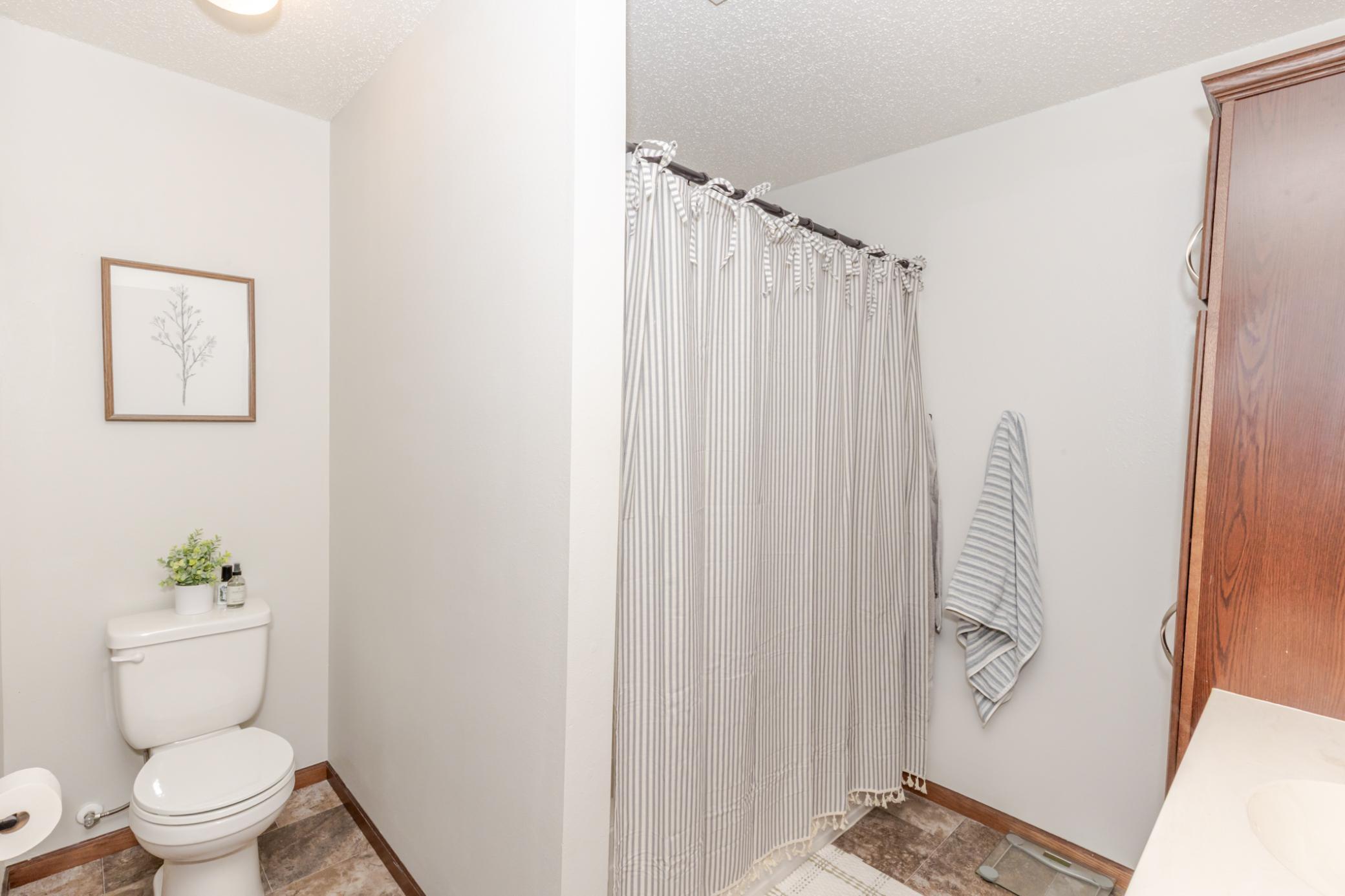 2017 single family home for sale at 2107 Admiral Drive W in West Fargo, ND — 3 bed, 2 bath (photo 17 of 40)