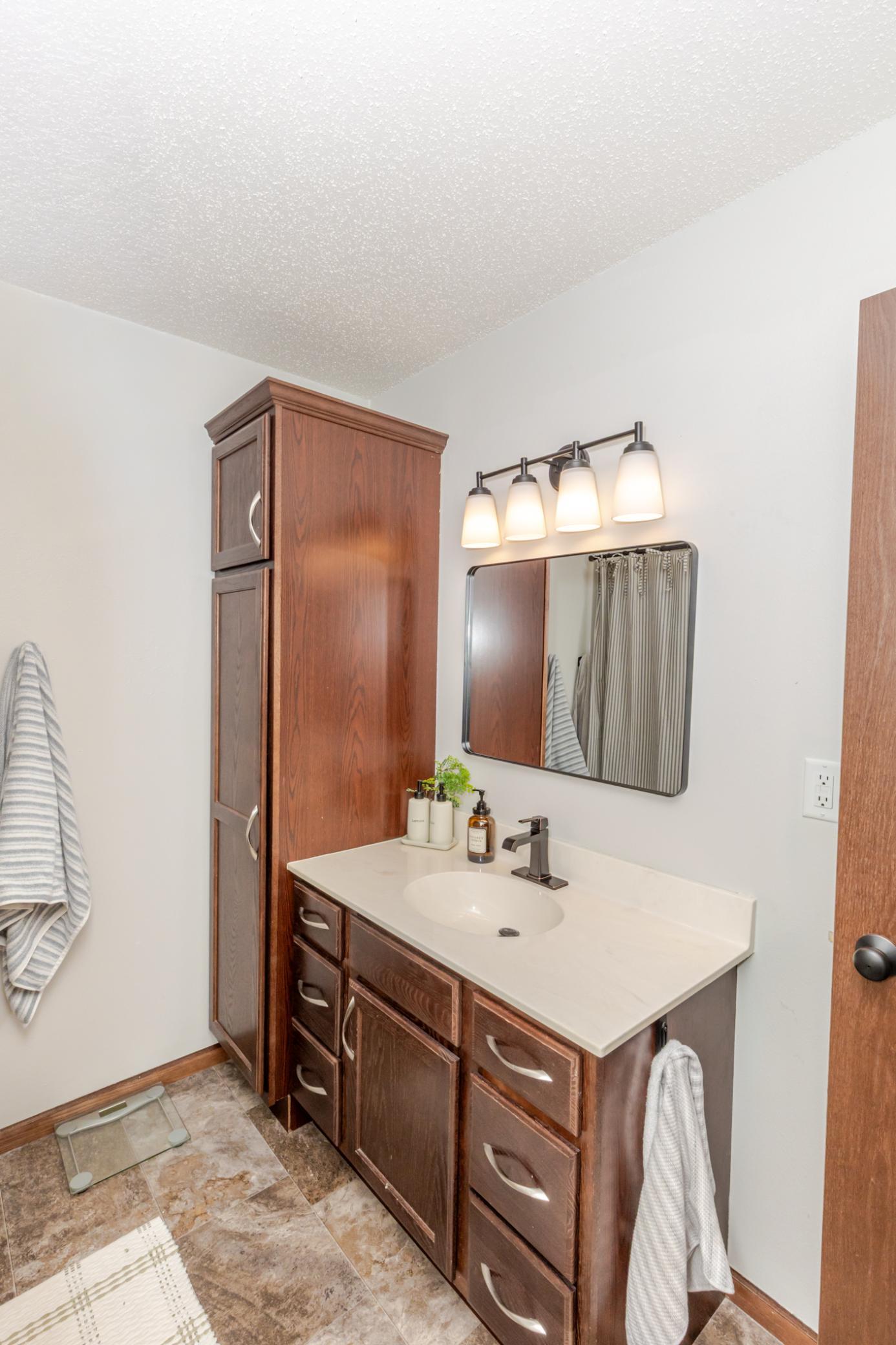 2017 single family home for sale at 2107 Admiral Drive W in West Fargo, ND — 3 bed, 2 bath (photo 18 of 40)