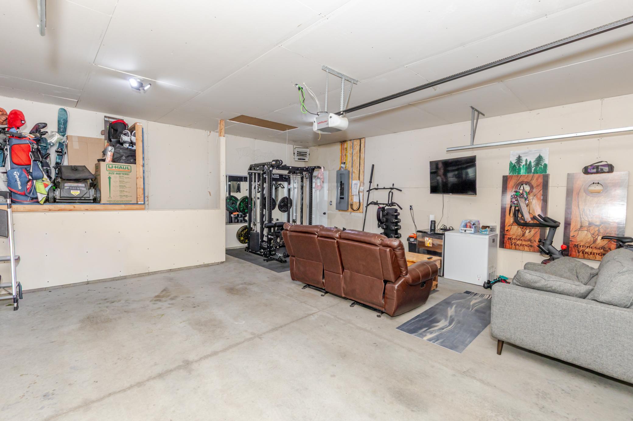 2017 single family home for sale at 2107 Admiral Drive W in West Fargo, ND — 3 bed, 2 bath (photo 34 of 40)