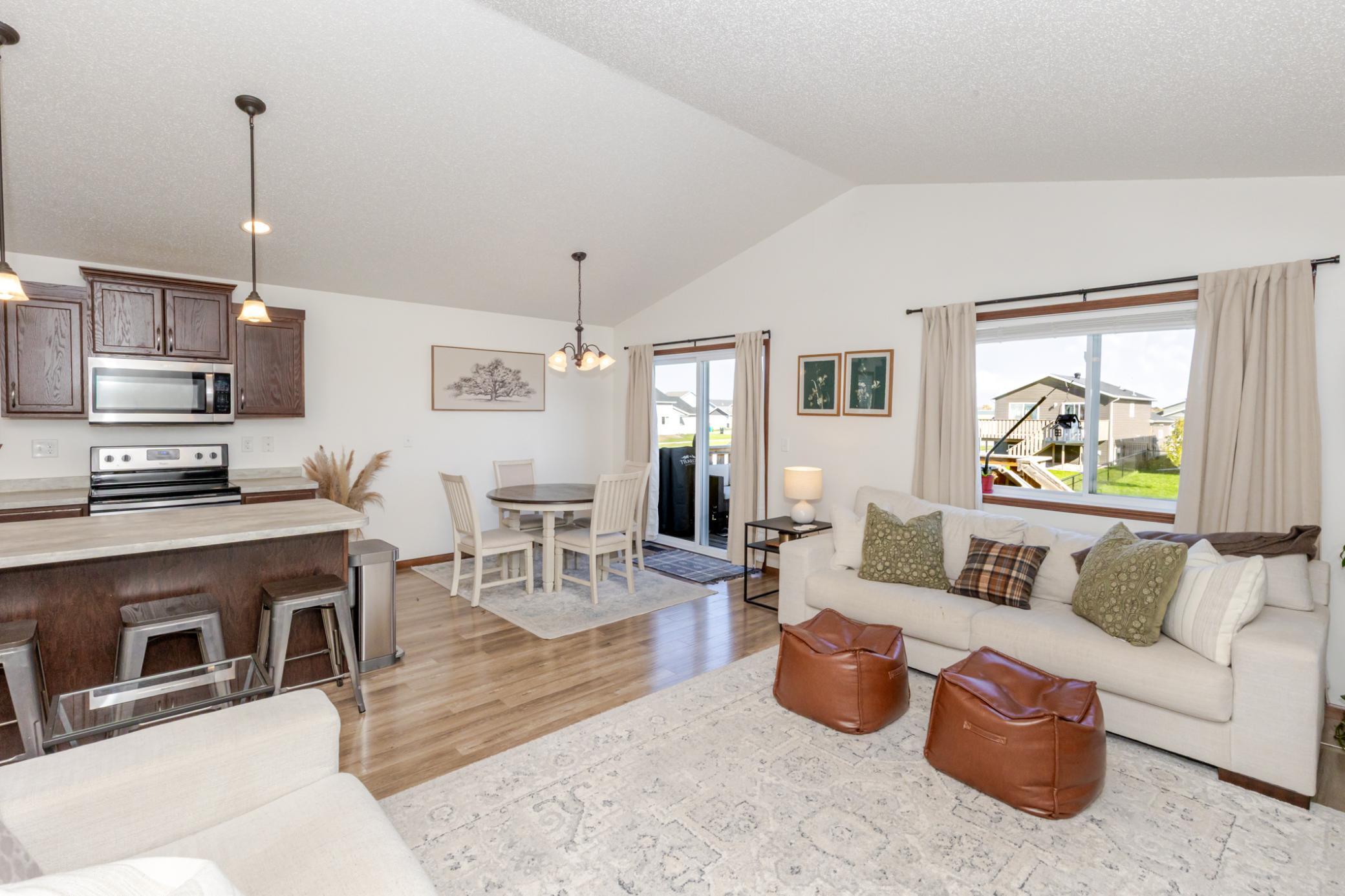 2017 single family home for sale at 2107 Admiral Drive W in West Fargo, ND — 3 bed, 2 bath (photo 5 of 40)