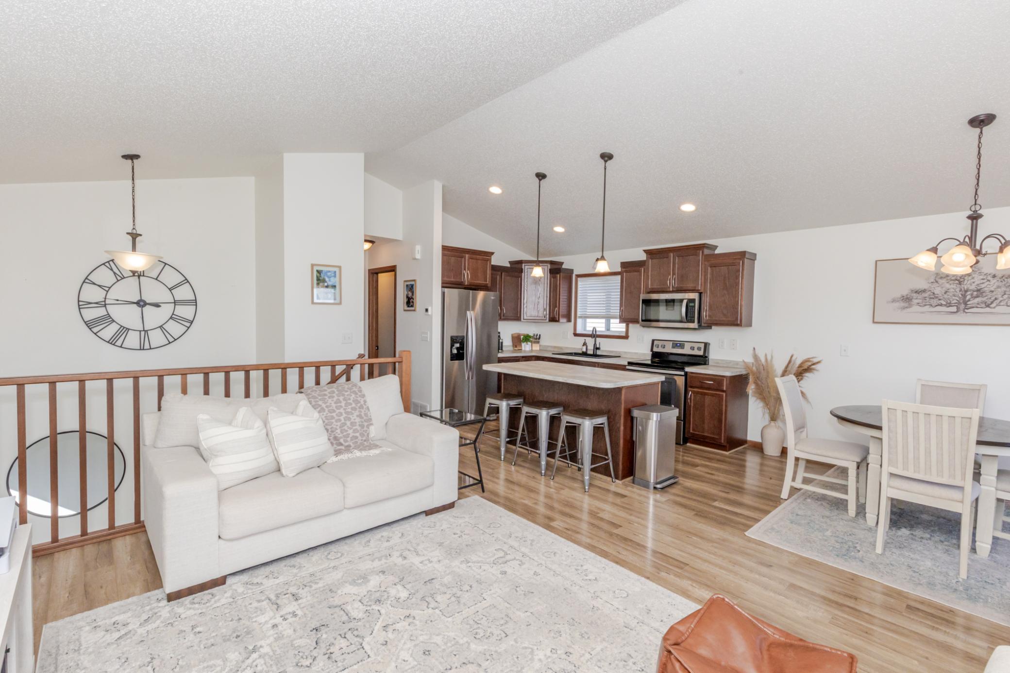 2017 single family home for sale at 2107 Admiral Drive W in West Fargo, ND — 3 bed, 2 bath (photo 6 of 40)