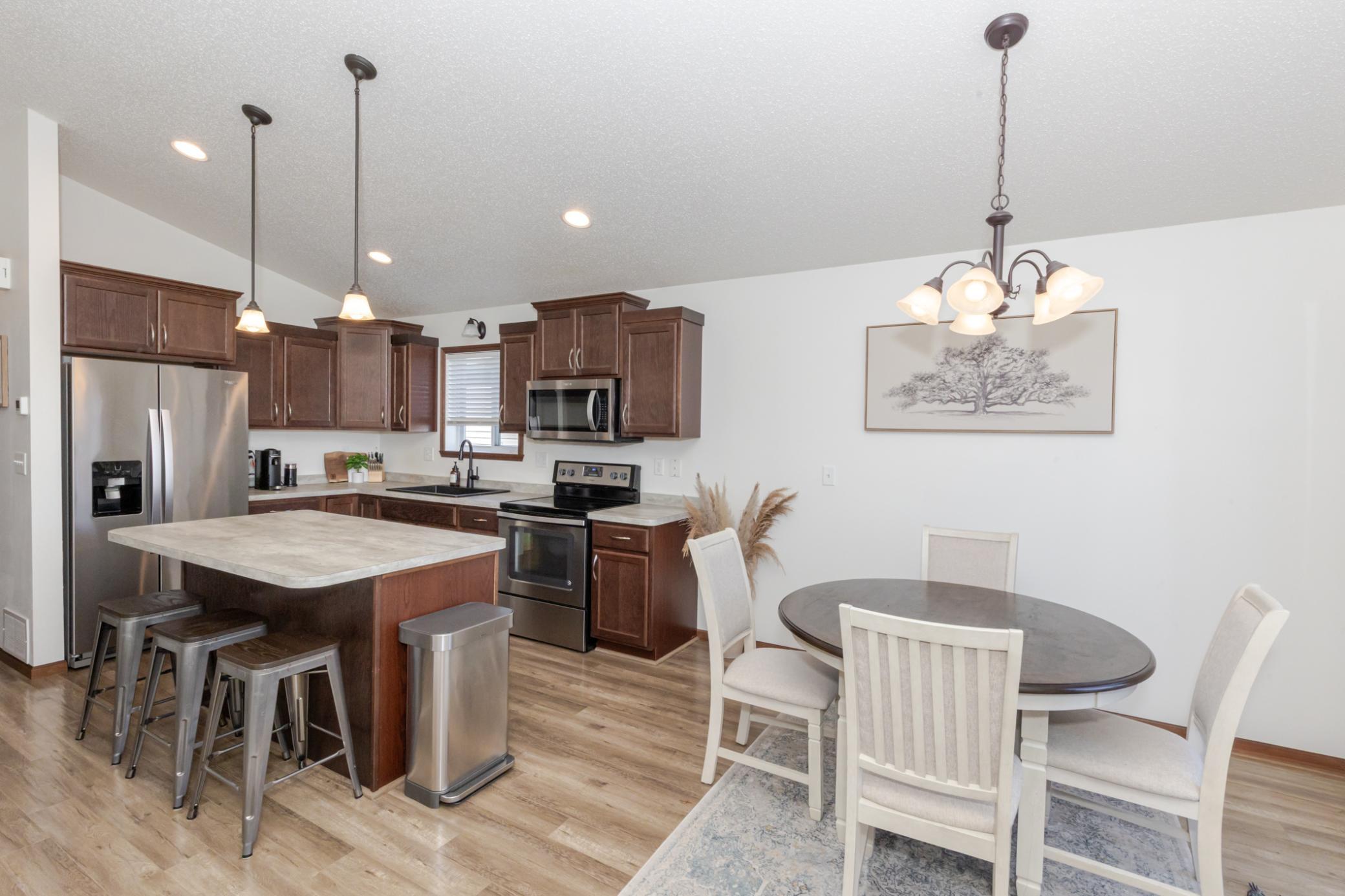 2017 single family home for sale at 2107 Admiral Drive W in West Fargo, ND — 3 bed, 2 bath (photo 9 of 40)