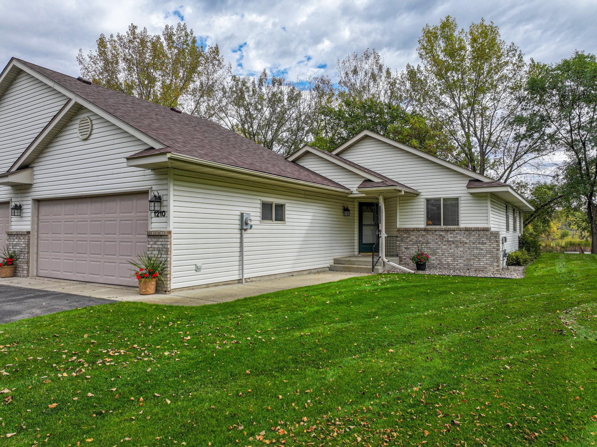 1999 townhouse for sale at 1210 7th Avenue E in Alexandria, MN — 2 bed, 2 bath (photo 2 of 36)