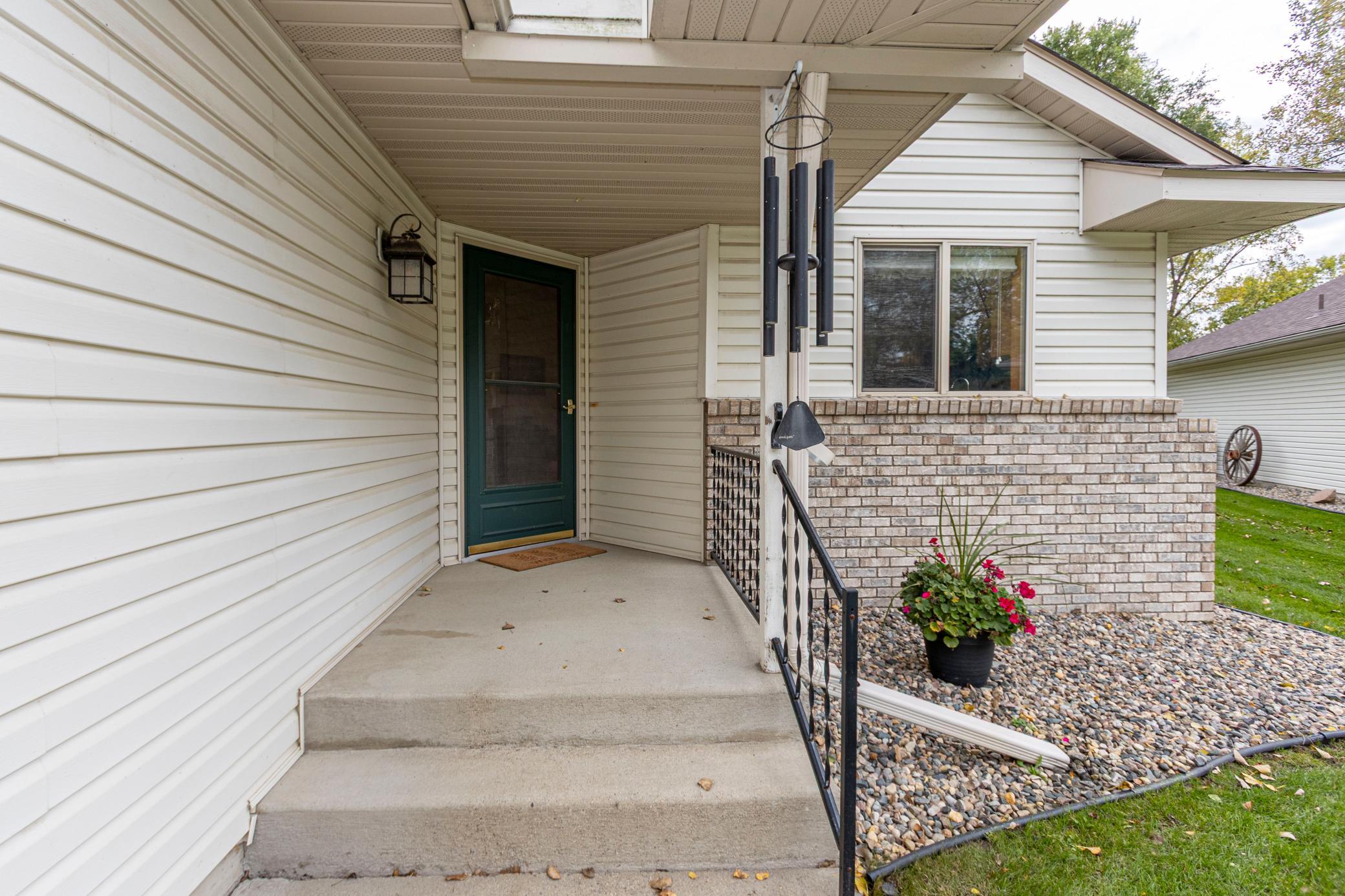 1999 townhouse for sale at 1210 7th Avenue E in Alexandria, MN — 2 bed, 2 bath (photo 3 of 36)