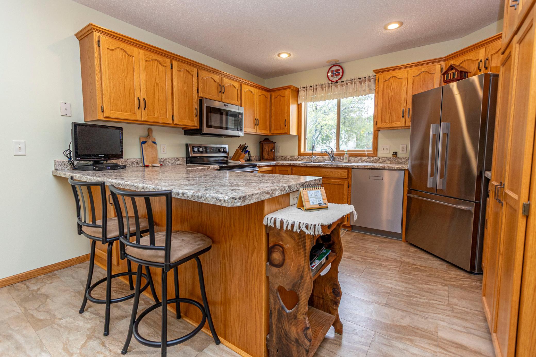 1999 townhouse for sale at 1210 7th Avenue E in Alexandria, MN — 2 bed, 2 bath (photo 7 of 36)