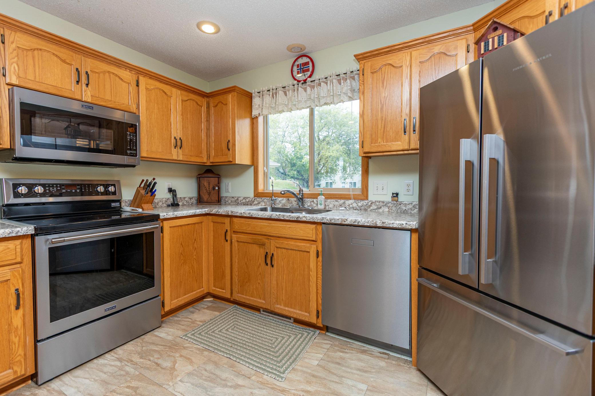 1999 townhouse for sale at 1210 7th Avenue E in Alexandria, MN — 2 bed, 2 bath (photo 9 of 36)