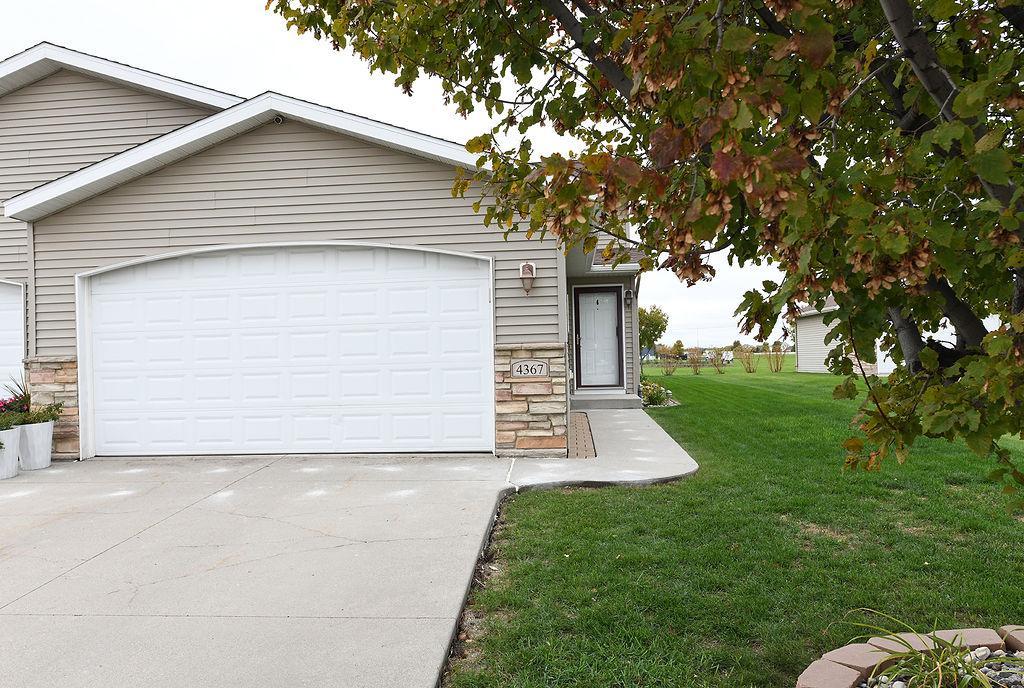 2006 twin home for sale at 4367 39th Avenue S in Fargo, ND — 3 bed, 2 bath (photo 2 of 41)