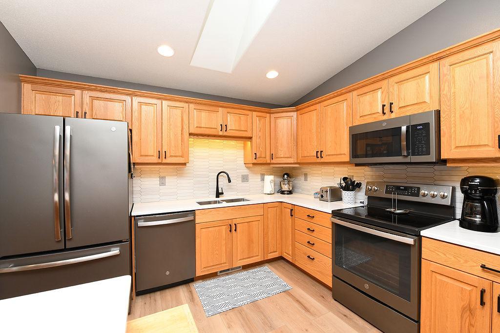 2006 twin home for sale at 4367 39th Avenue S in Fargo, ND — 3 bed, 2 bath (photo 6 of 41)