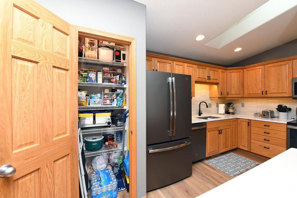2006 twin home for sale at 4367 39th Avenue S in Fargo, ND — 3 bed, 2 bath (photo 9 of 41)