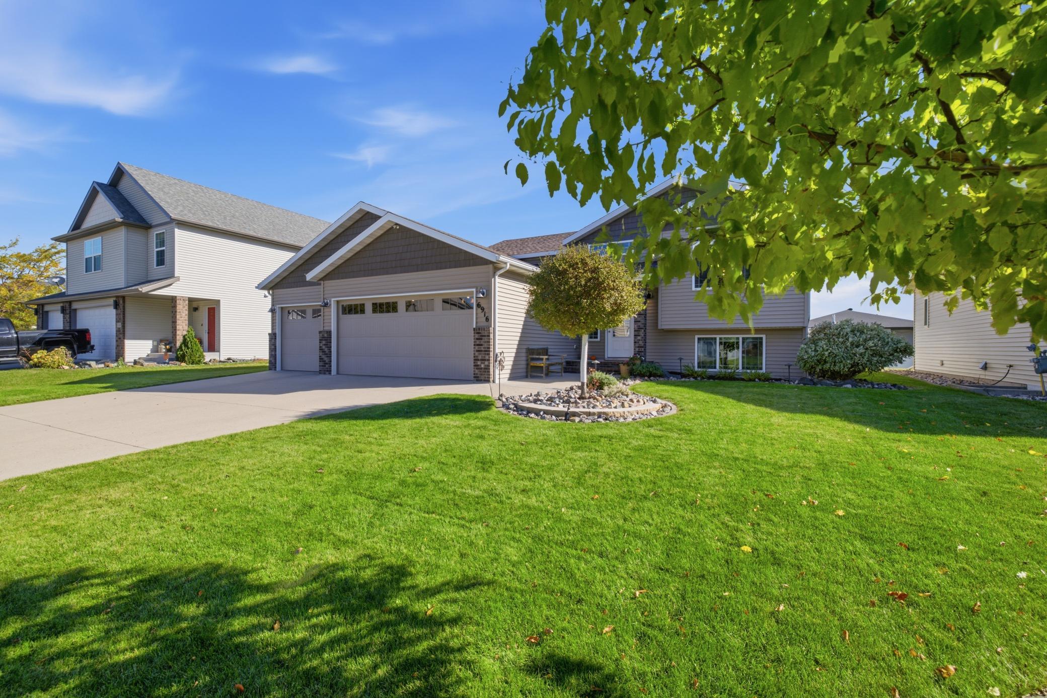 2012 single family home for sale at 6916 24th Street S in Fargo, ND — 4 bed, 3 bath (photo 2 of 70)