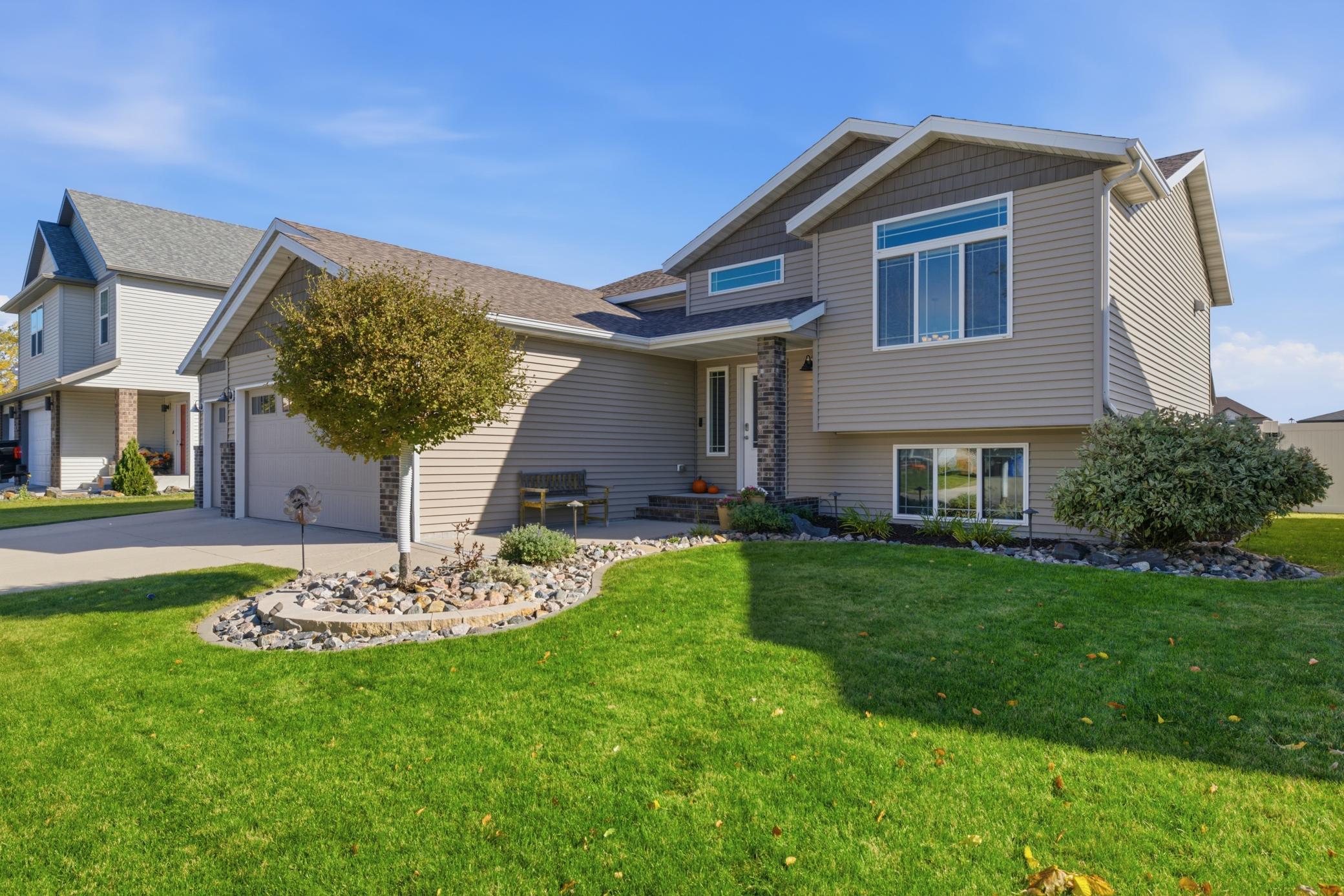 2012 single family home for sale at 6916 24th Street S in Fargo, ND — 4 bed, 3 bath (photo 3 of 70)
