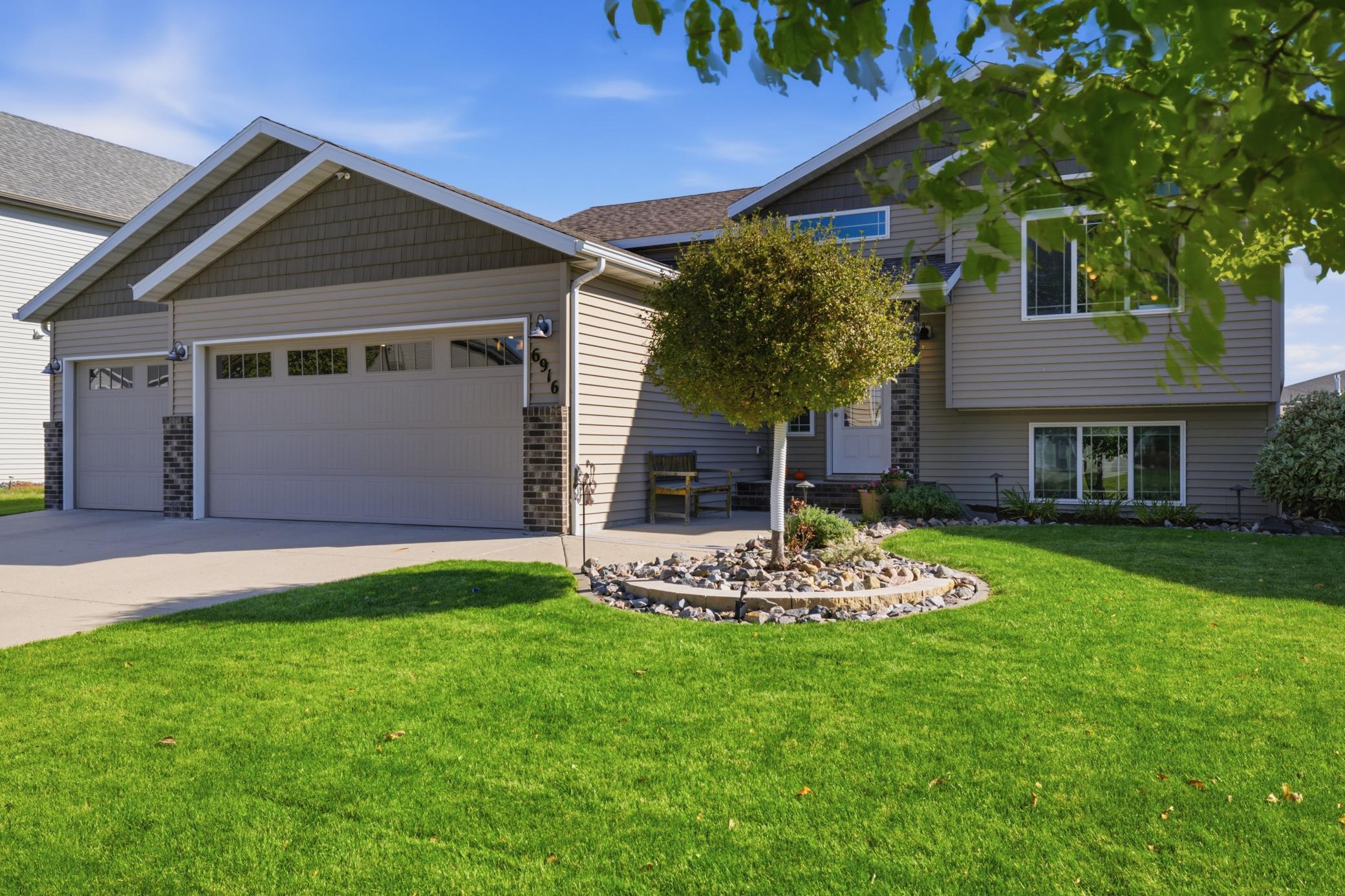 2012 single family home for sale at 6916 24th Street S in Fargo, ND — 4 bed, 3 bath (photo 4 of 70)