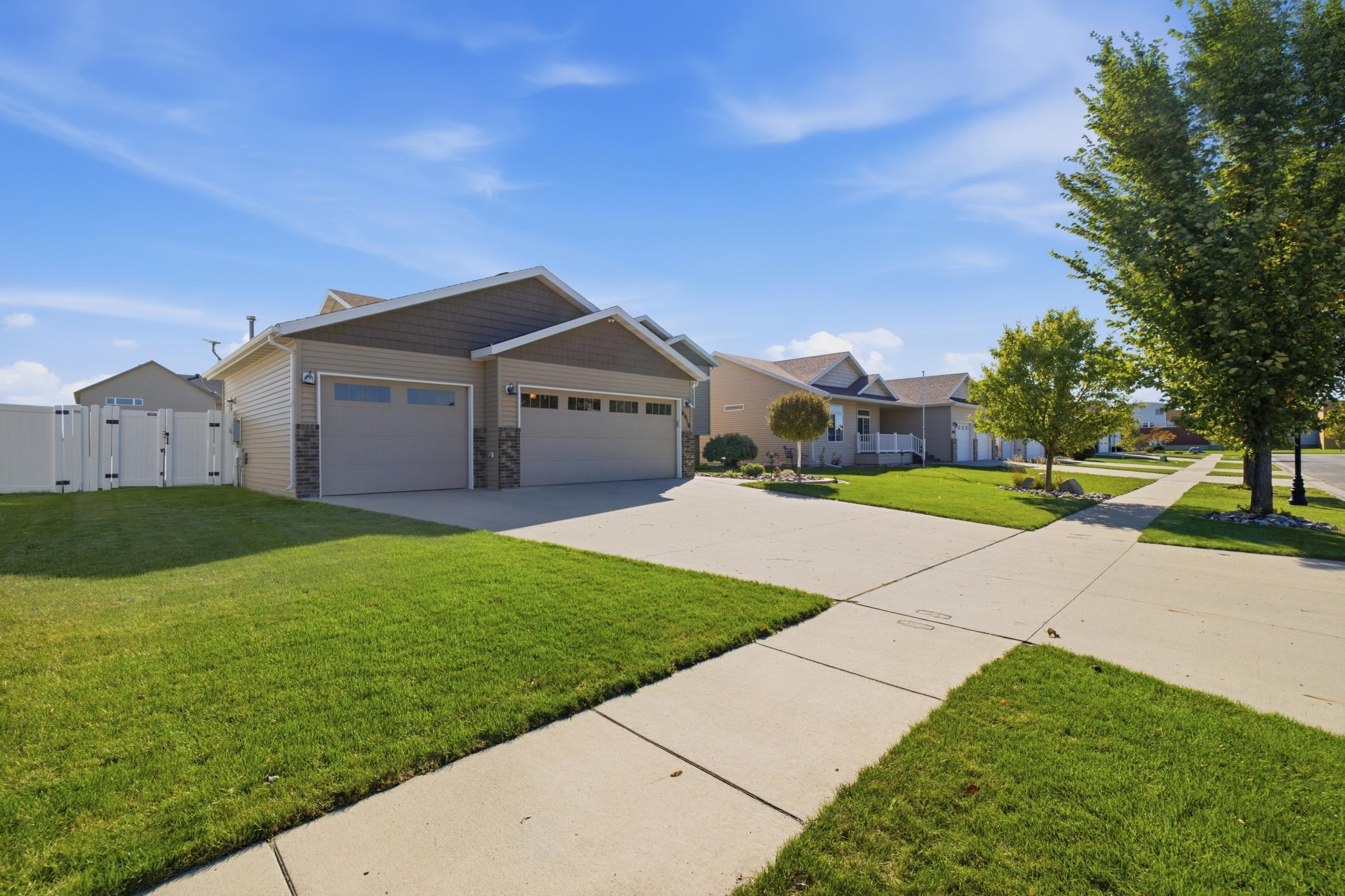 2012 single family home for sale at 6916 24th Street S in Fargo, ND — 4 bed, 3 bath (photo 5 of 70)