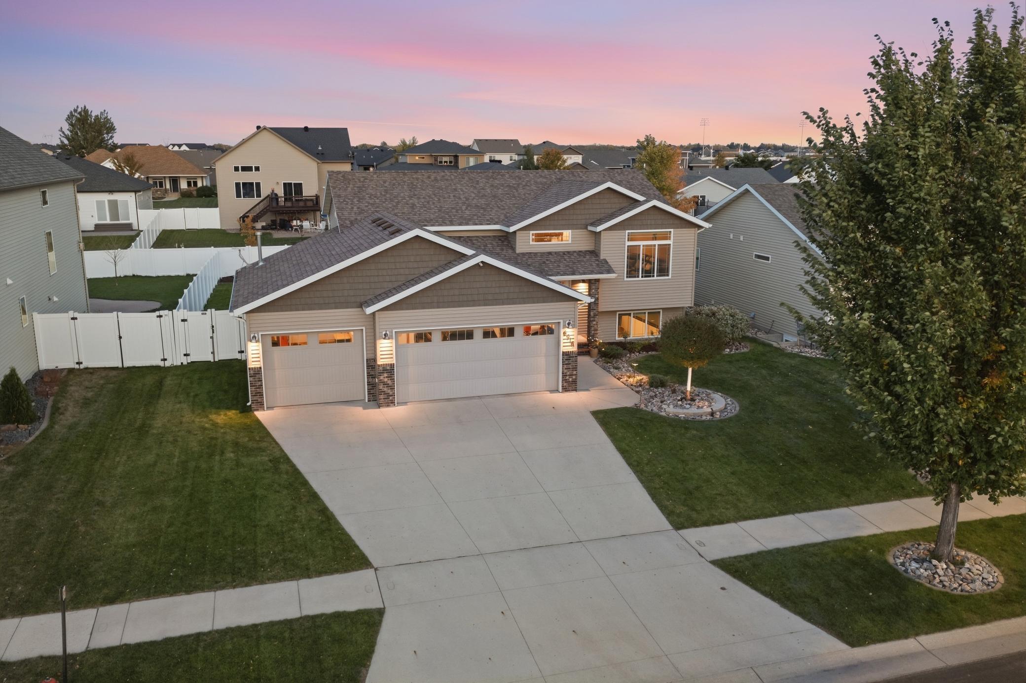 2012 single family home for sale at 6916 24th Street S in Fargo, ND — 4 bed, 3 bath (photo 6 of 70)