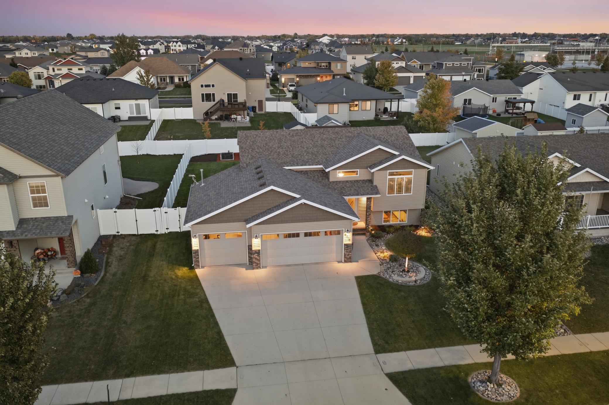 2012 single family home for sale at 6916 24th Street S in Fargo, ND — 4 bed, 3 bath (photo 7 of 70)