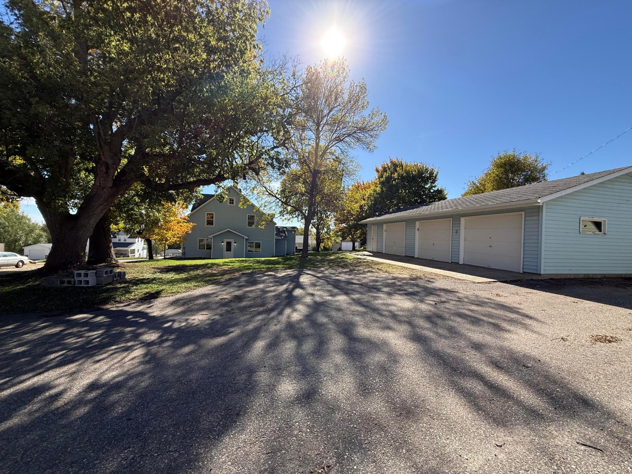 1990 single family home for sale at 103 1st Street N in Evansville, MN — 7 bed, 3 bath (photo 2 of 26)
