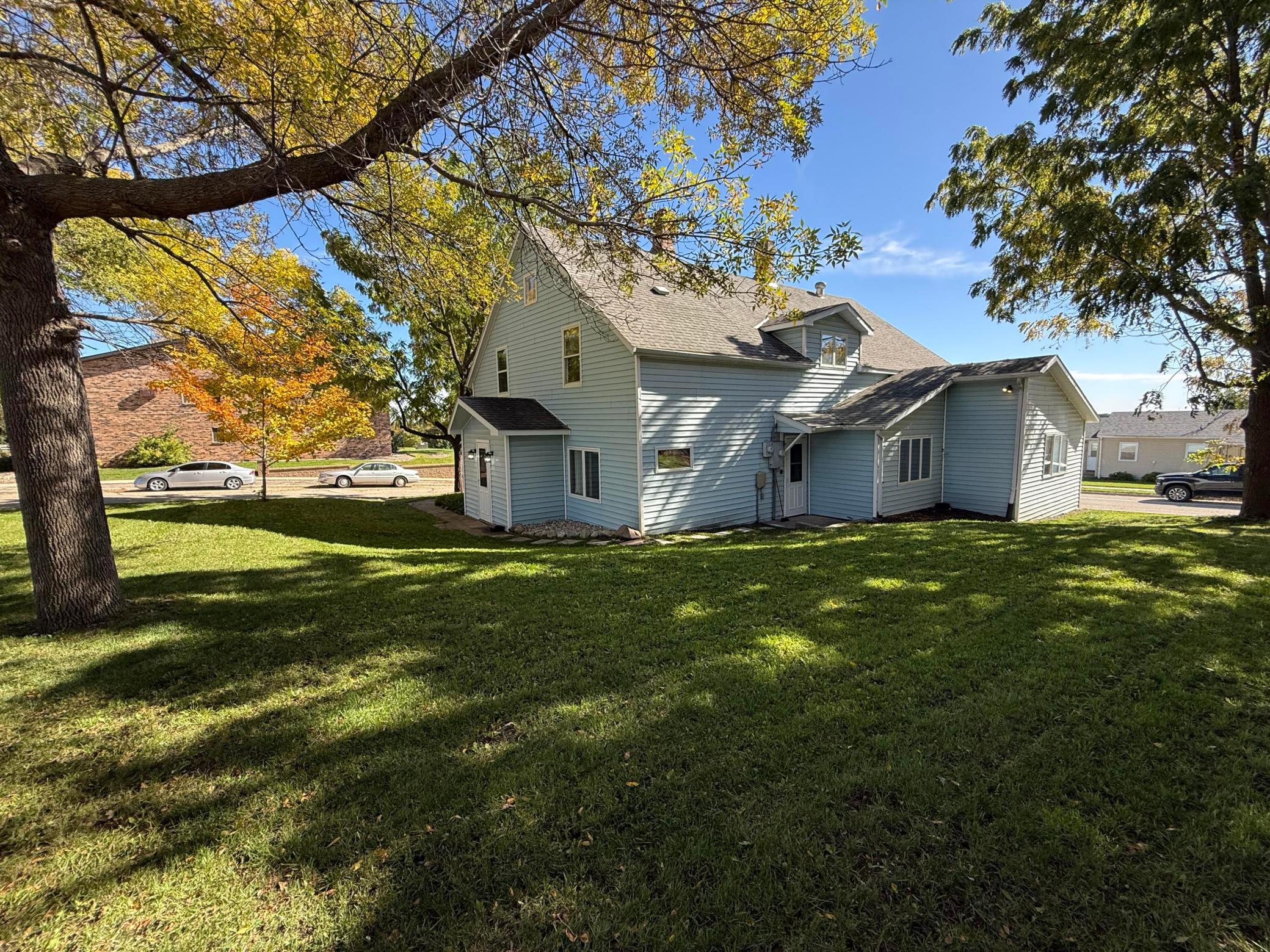 1990 single family home for sale at 103 1st Street N in Evansville, MN — 7 bed, 3 bath (photo 3 of 26)
