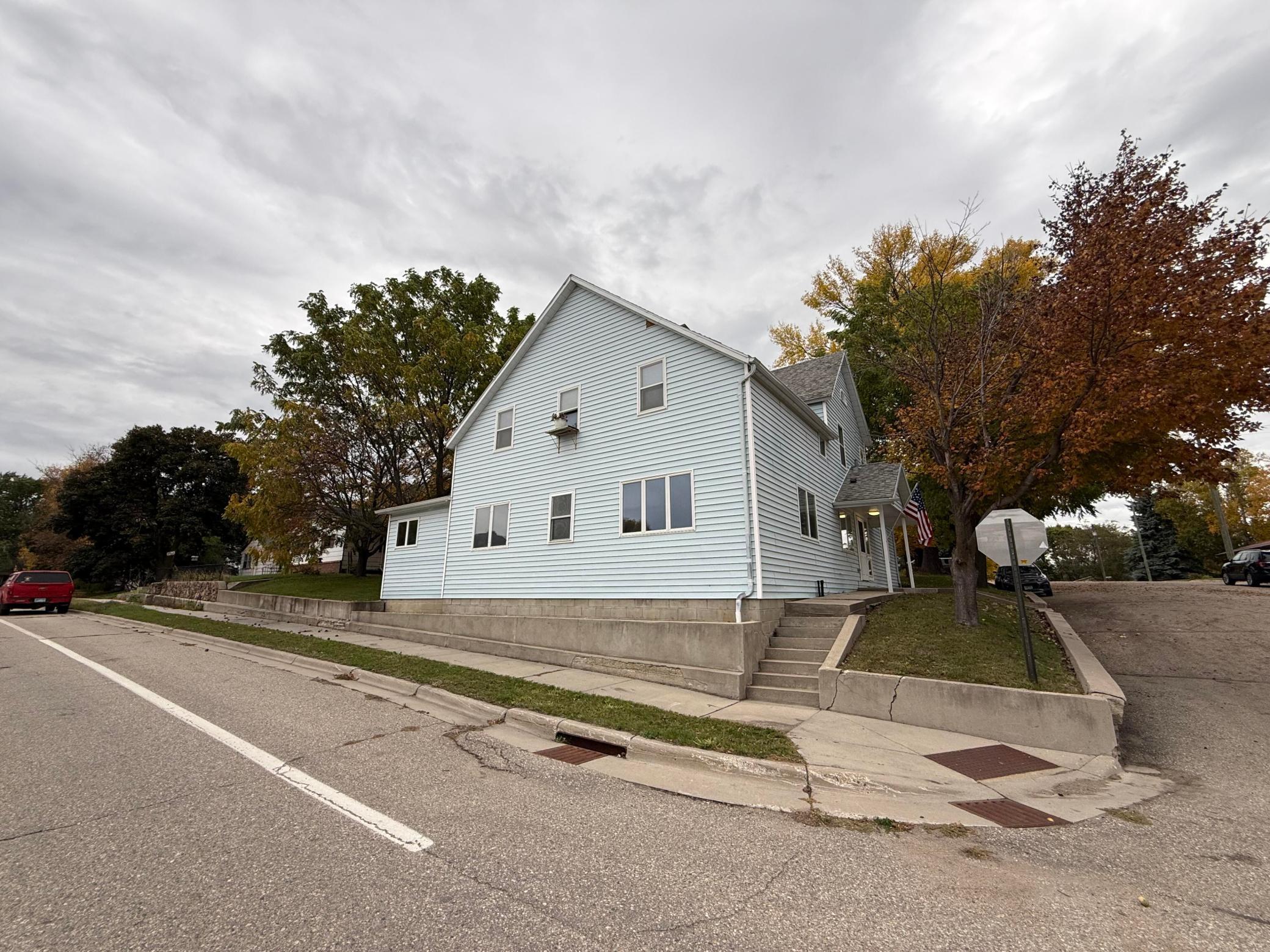 1990 single family home for sale at 103 1st Street N in Evansville, MN — 7 bed, 3 bath (photo 4 of 26)
