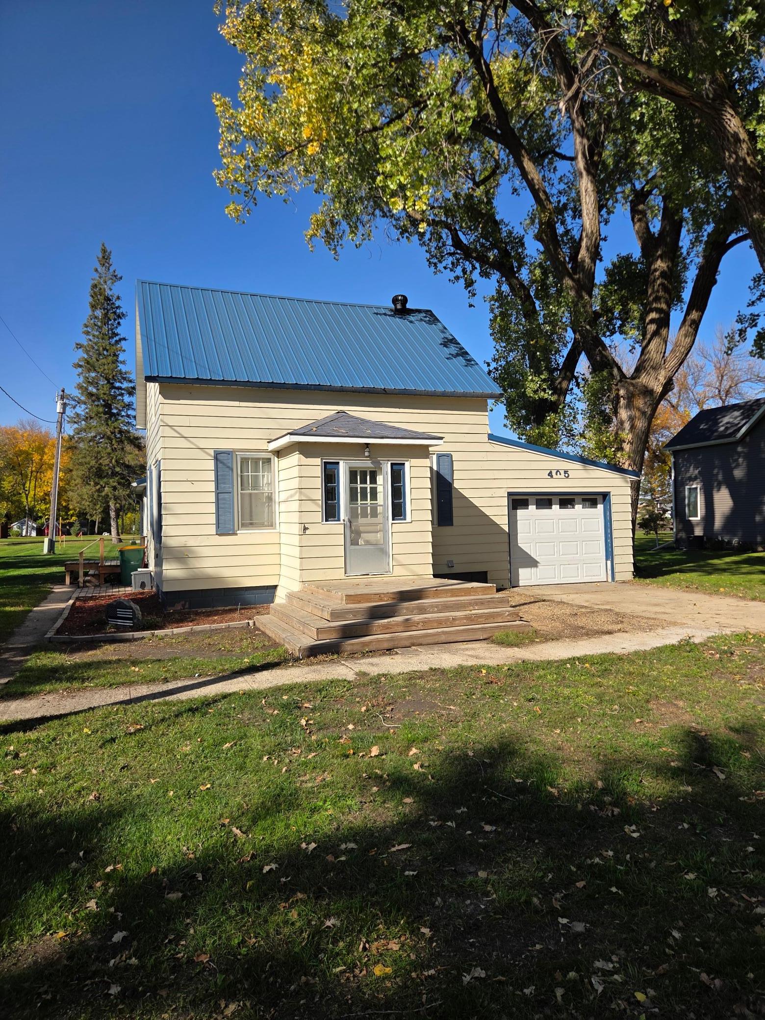 1880 single family home for sale at 405 1st Avenue E in Abercrombie, ND — 2 bed, 2 bath
