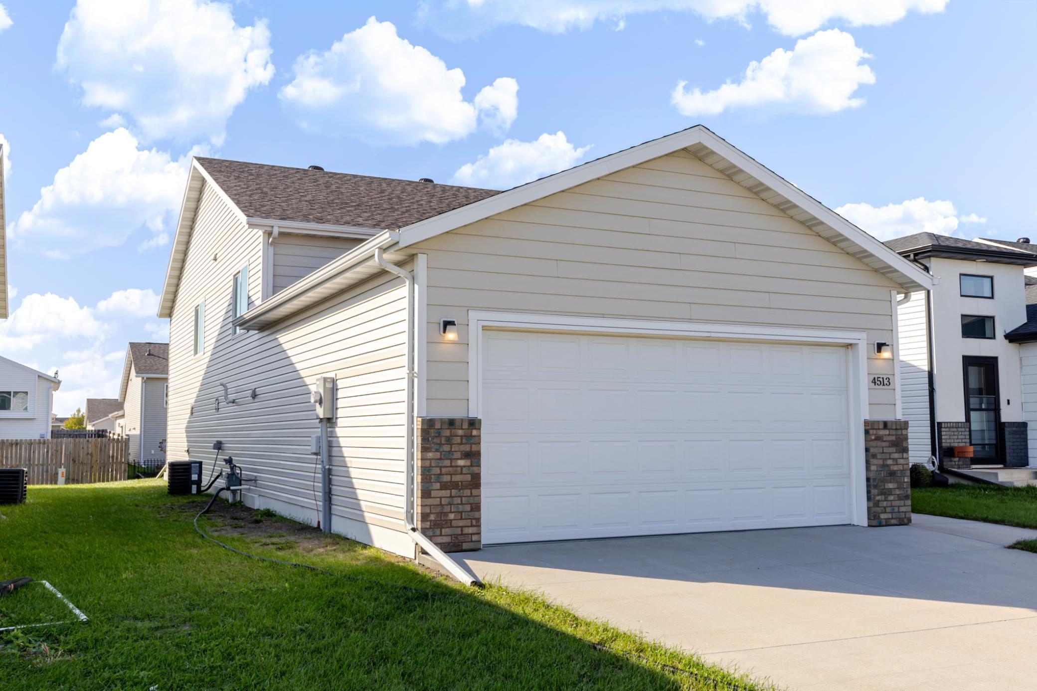 2020 single family home for sale at 4513 17th Street S in Moorhead, MN — 4 bed, 2 bath (photo 3 of 43)